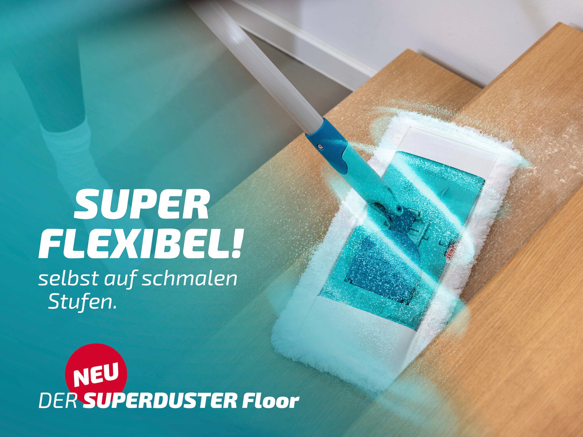 Der Leifheit Superduster Floor ist ein flexibler Staubwischer, ideal für schmale Stufen. Das Bild zeigt den Wischer in Aktion auf einer Treppe, umgeben von Staub.