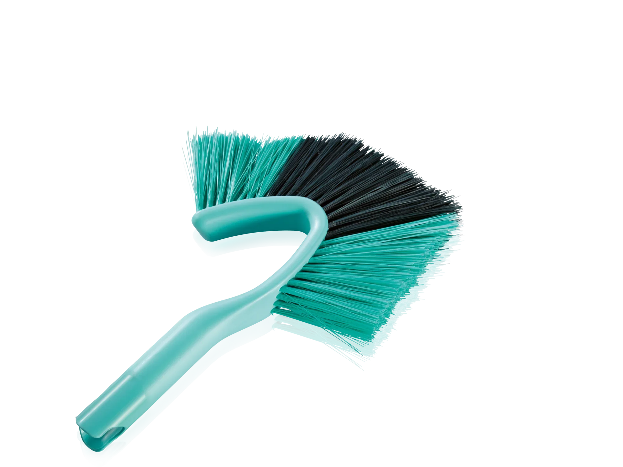 Een turquoise kleurige afstofborstel genaamd Dusty met zwarte haren. De ergonomische handgreep maakt het makkelijk om moeilijk bereikbare plekken schoon te maken. Ideaal voor dagelijks huishoudelijk gebruik.