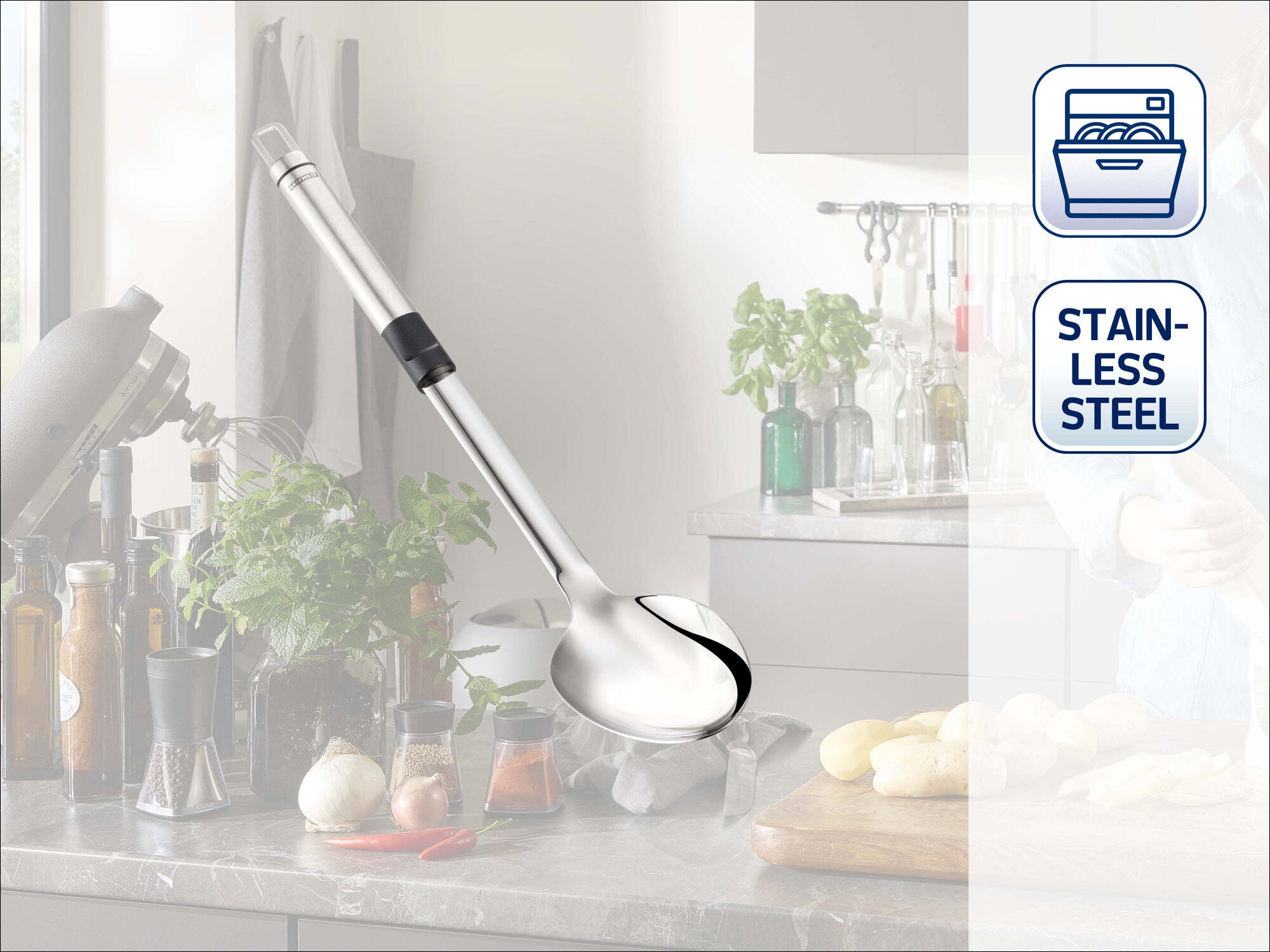 Leifheit Schöpflöffel aus der Sterling-Serie aus rostfreiem Edelstahl mit langem Griff und Aufhängeöse, auf einer hellen Küchenarbeitsplatte dekorativ vor Kochutensilien und frischen Zutaten platziert.