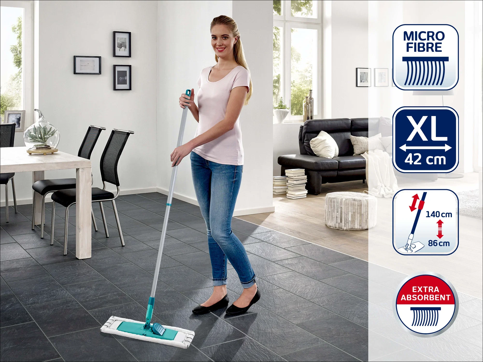 Eine Frau wischt den Boden mit dem Leifheit Bodenwischer Classic XL Microfibre. Der Wischer hat eine Breite von 42 cm und ist aus extra saugfähiger Mikrofaser gefertigt.