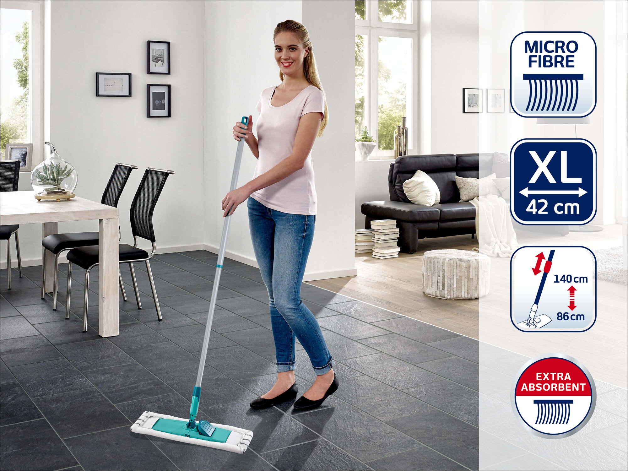 Eine Frau wischt den Boden mit dem Leifheit Bodenwischer Classic XL Microfibre. Der Wischer hat eine Breite von 42 cm und ist aus extra saugfähiger Mikrofaser gefertigt.