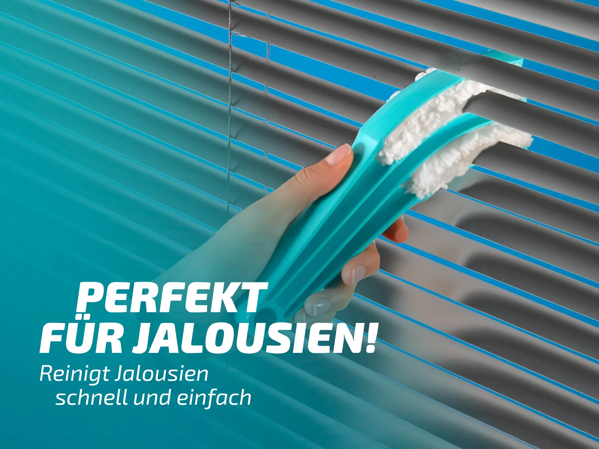 Eine Hand benutzt den Leifheit Jalousienreiniger, um Staub von horizontalen Jalousien zu entfernen. Der Reiniger hat drei blaue Mikrofaserarme für effiziente Reinigung. Text auf dem Bild: "Perfekt für Jalousien! Reinigt Jalousien schnell und einfach.