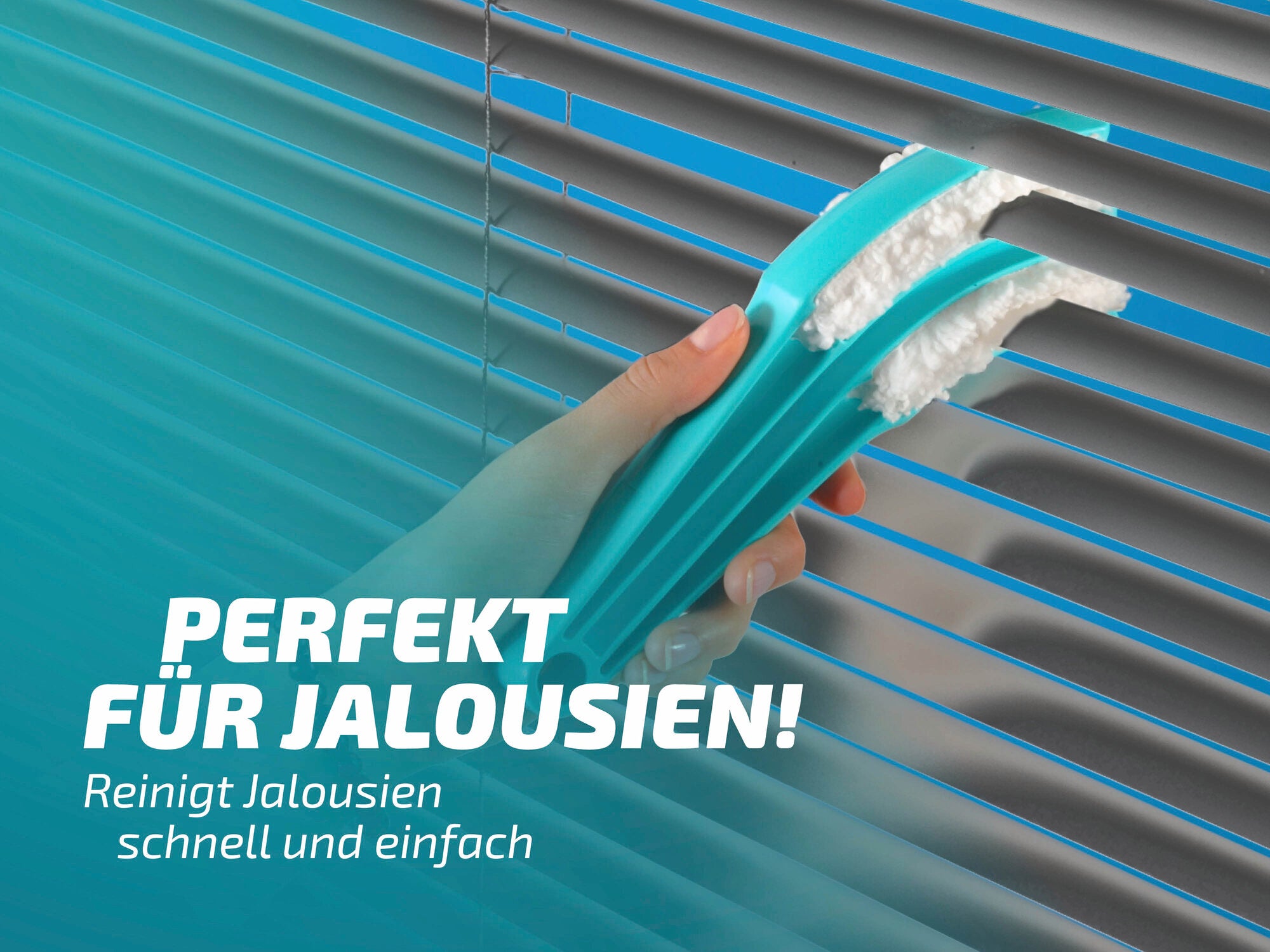 Eine Hand benutzt den Leifheit Jalousienreiniger, um Staub von horizontalen Jalousien zu entfernen. Der Reiniger hat drei blaue Mikrofaserarme für effiziente Reinigung. Text auf dem Bild: "Perfekt für Jalousien! Reinigt Jalousien schnell und einfach.