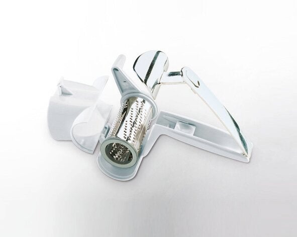 Een witte handmatige kaasrasp met een metalen wals en hendel, ontworpen voor efficiente kaasverwerking op een lichtgrijze ondergrond.