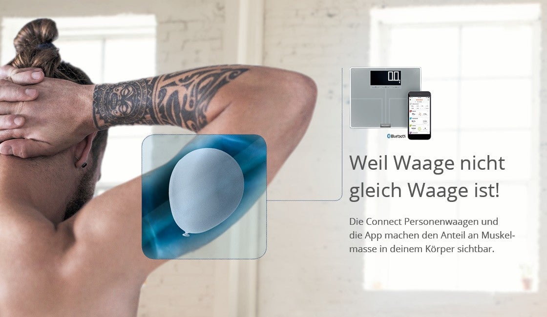 Ein taetowierter Mann mit gefalteten Haenden hinter dem Kopf vor einem Fenster, daneben eine Koerperwaage mit App und Text ueber Muskelmasse.