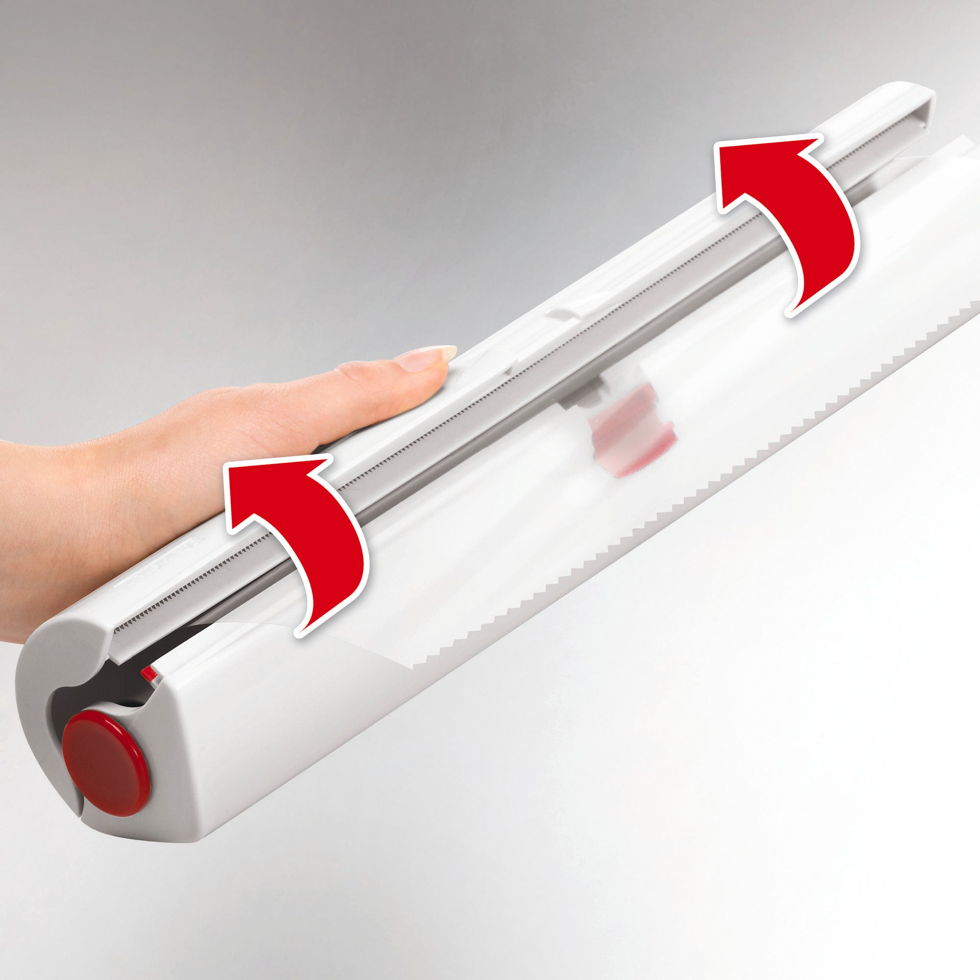 Ein Folienschneider Perfect Cut wird verwendet, um eine Folie präzise zu schneiden. Die Anwendung zeigt, wie das Gerät sicher und effizient eingesetzt wird, um saubere Schnitte zu erzielen.