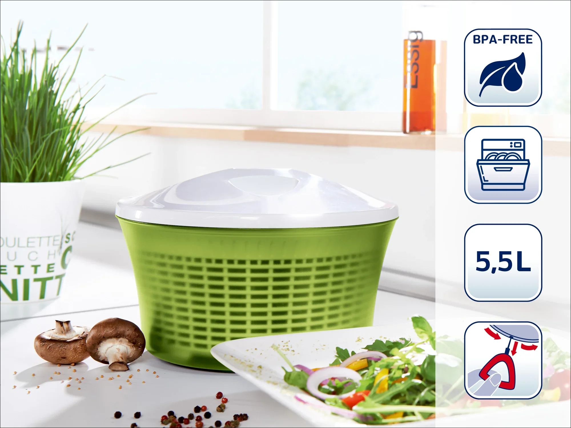 Wirówka do sałatek w nowoczesnej kuchni. Zielona konstrukcja z białą pokrywką nie zawiera BPA, nadaje się do mycia w zmywarce i ma pojemność 5,5 litra. Idealny do świeżych sałatek.