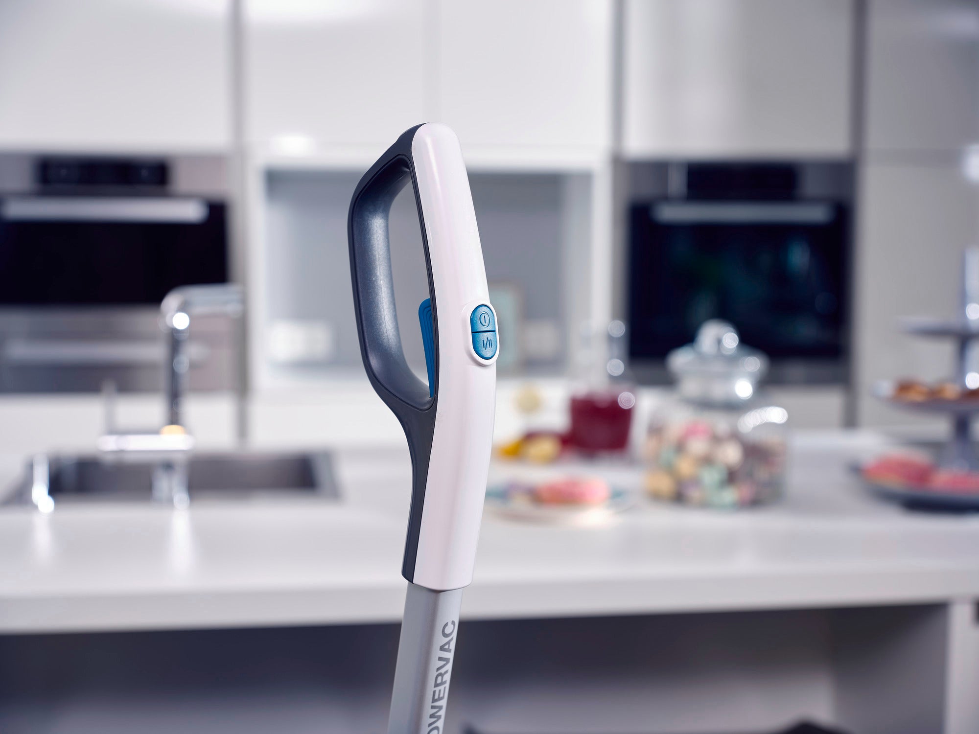 Griff des Regulus Aqua PowerVac in einer modernen Küche. Der Staubsauger ist ergonomisch gestaltet und bietet eine einfache Handhabung für effiziente Reinigung.