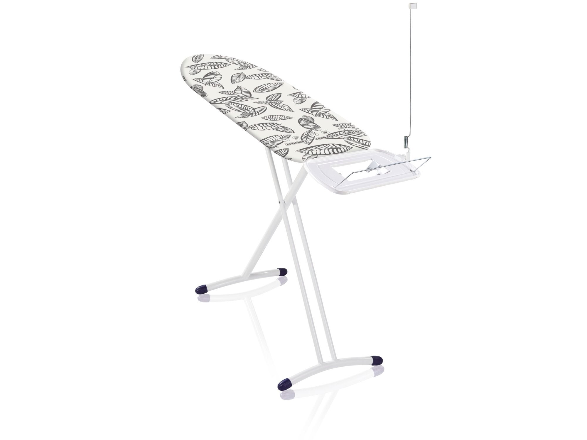 Table à repasser Air Board Express L Solid avec piètement blanc et surface à repasser à motifs. La table dispose d'un support intégré pour le fer à repasser et est réglable en hauteur.