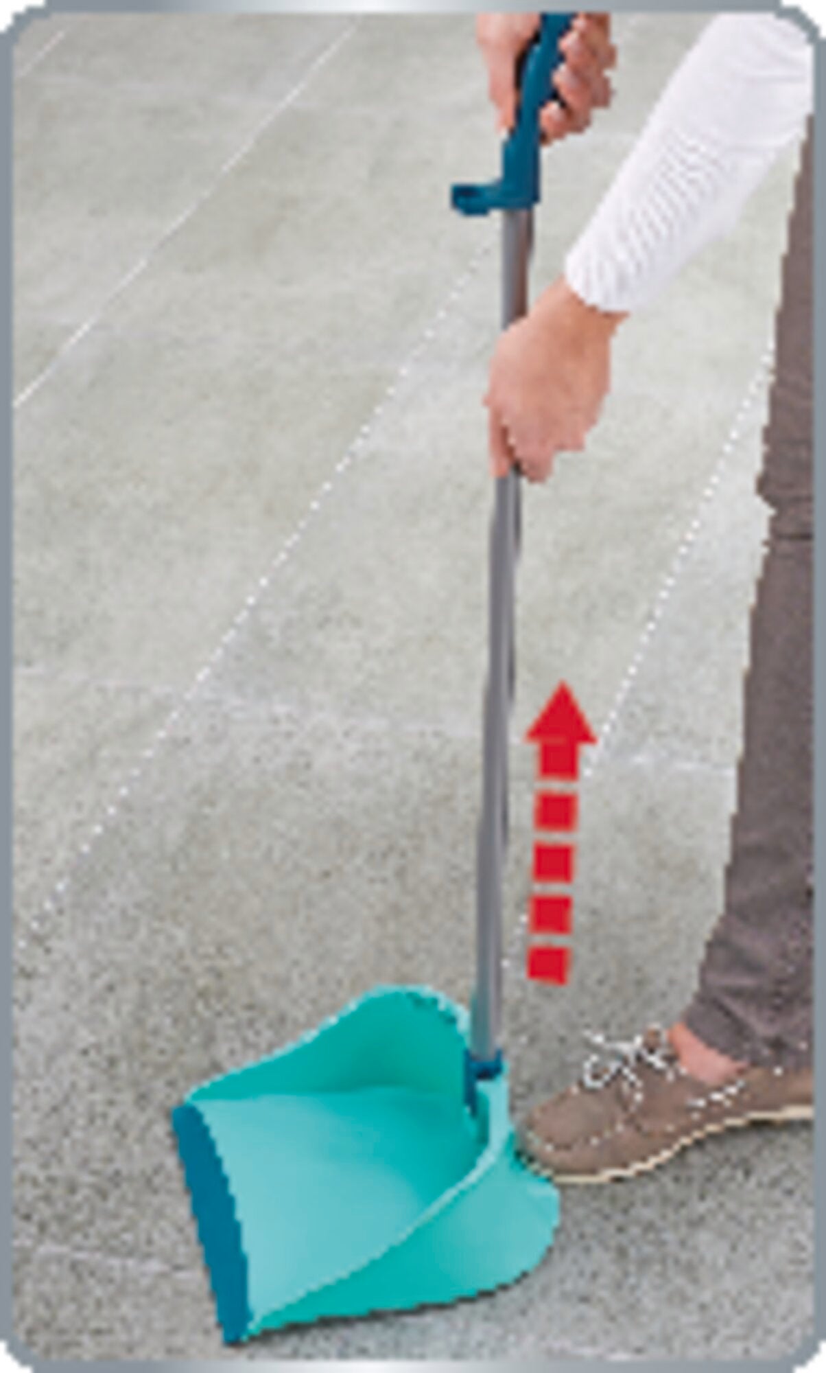 Klassieke veegset: Een persoon gebruikt een blauwe veegset met lange steel op een grijze vloer. De rode pijl geeft de opwaartse beweging van het handvat aan. Ideaal voor ergonomisch vegen.