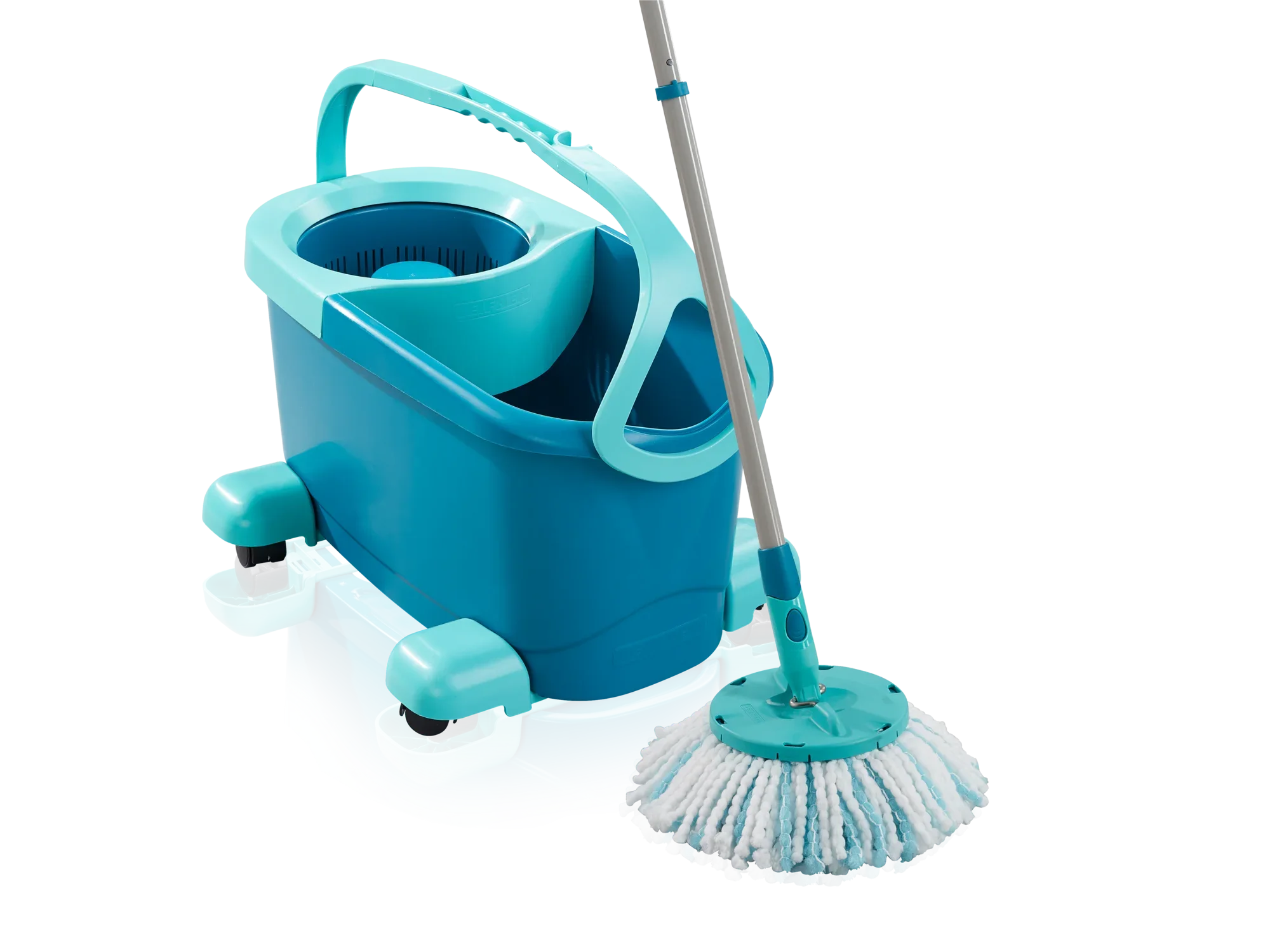 Ein türkisfarbener CLEAN TWIST Disc Mop Ergo mit Eimer auf Rollen. Der Mop hat einen runden, weißen Kopf mit blauen Streifen und einen langen Stiel. Ideal für effizientes Reinigen.