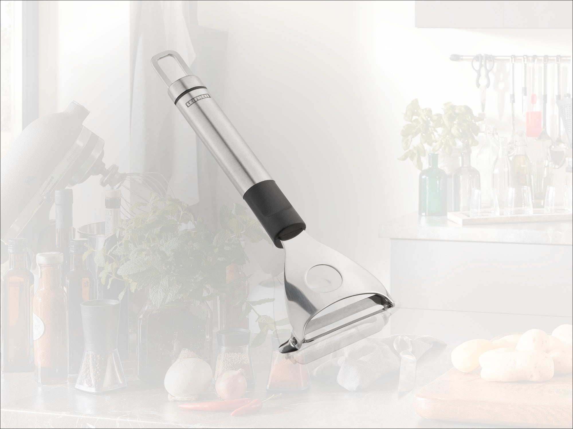 Ein hochwertiger Edelstahl-Gemüseschäler mit ergonomischem Griff, ideal für müheloses Schälen. Perfekt für jede moderne Küche, um Gemüse effizient zu verarbeiten.
