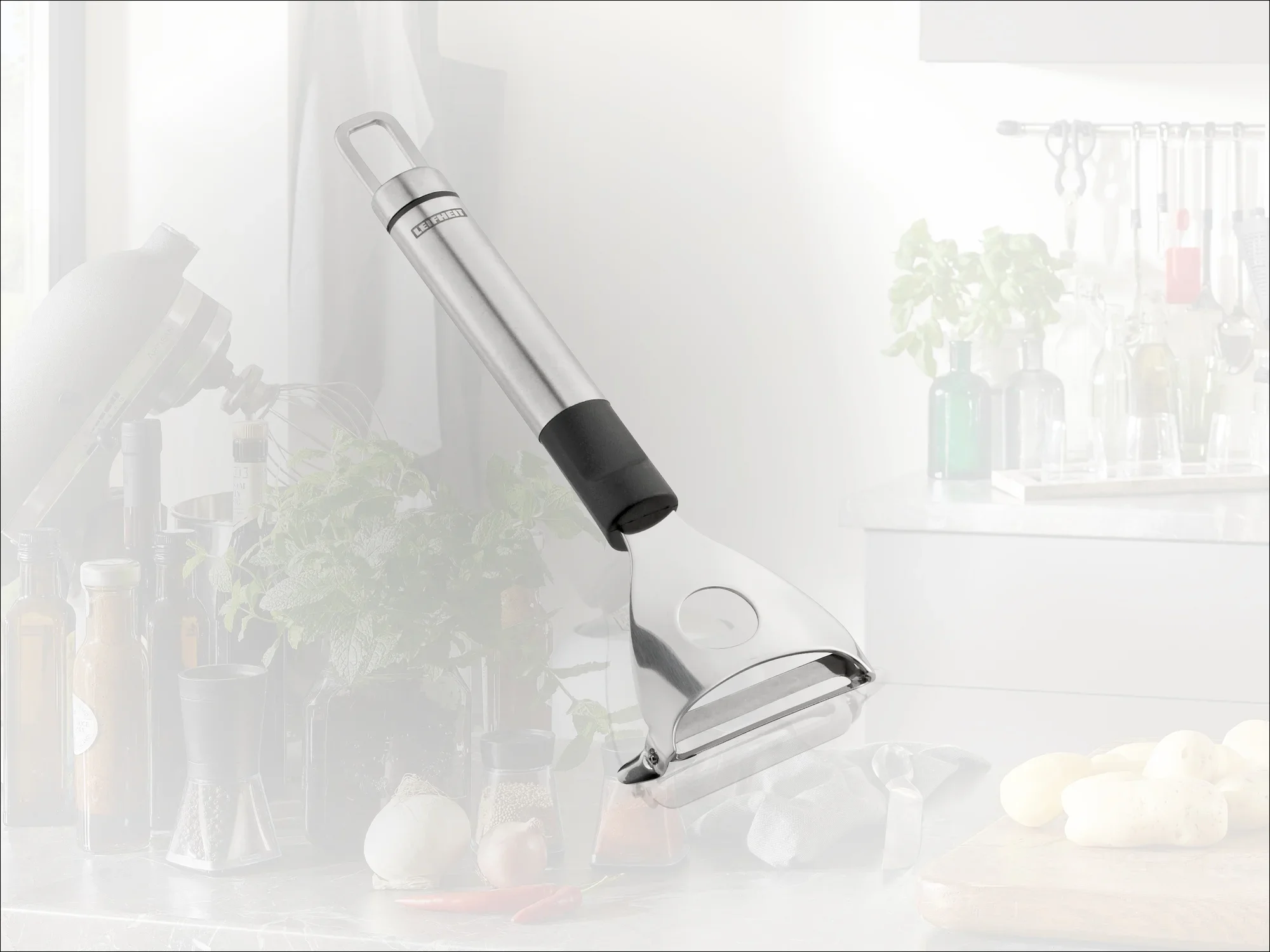 Wysokiej jakości obieraczka do warzyw ze stali nierdzewnej z ergonomicznym uchwytem, idealna do łatwego obierania. Idealna do każdej nowoczesnej kuchni do wydajnej obróbki warzyw.