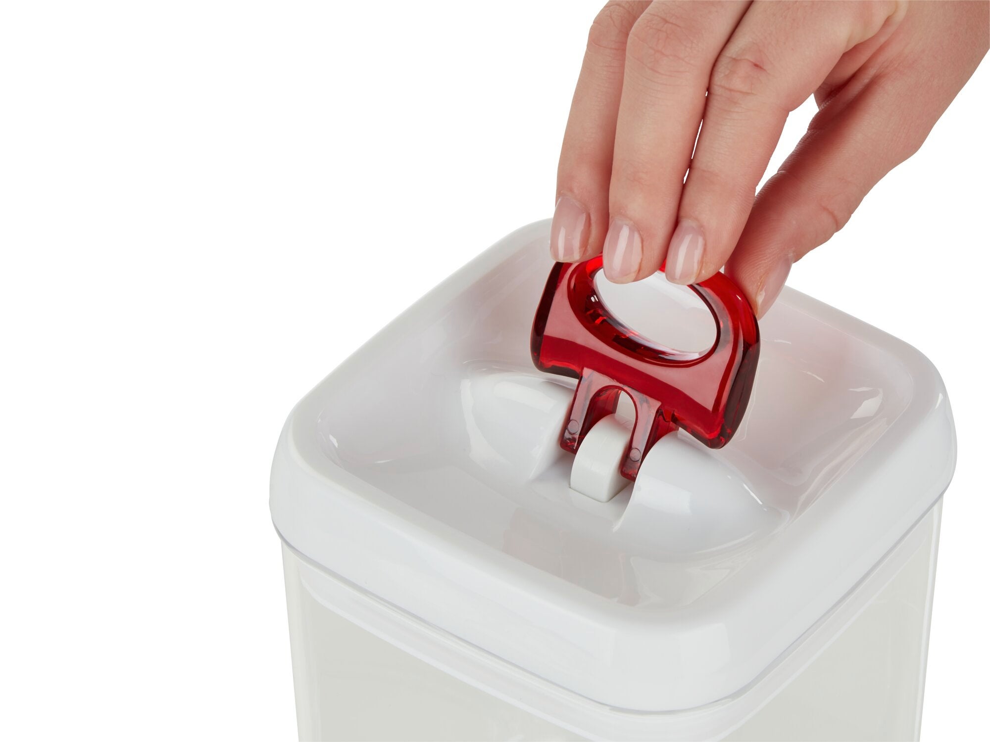Ein rechteckiger Vorratsbehälter "Fresh and Easy" mit einem Fassungsvermögen von 1,6 Litern. Eine Hand öffnet den Deckel mit einem roten Griff, ideal zur Aufbewahrung von Lebensmitteln.