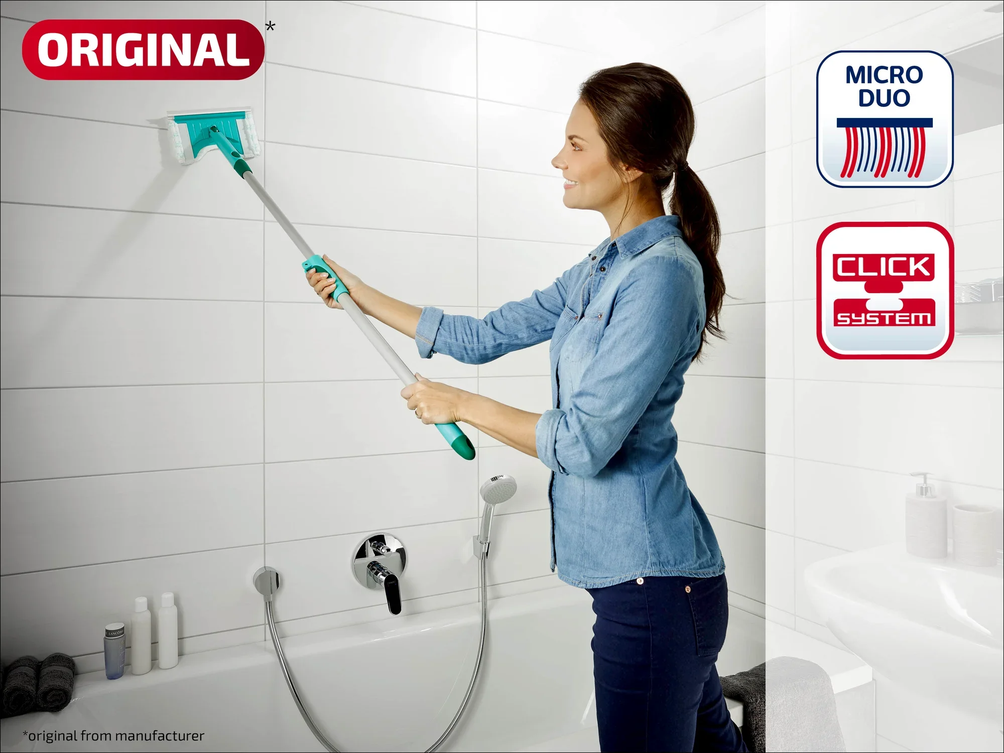 Kobieta czyści ścianę wyłożoną kafelkami w łazience za pomocą systemu Leifheit Click i nakładki na mopa Micro Duo. System umożliwia proste i skuteczne czyszczenie.