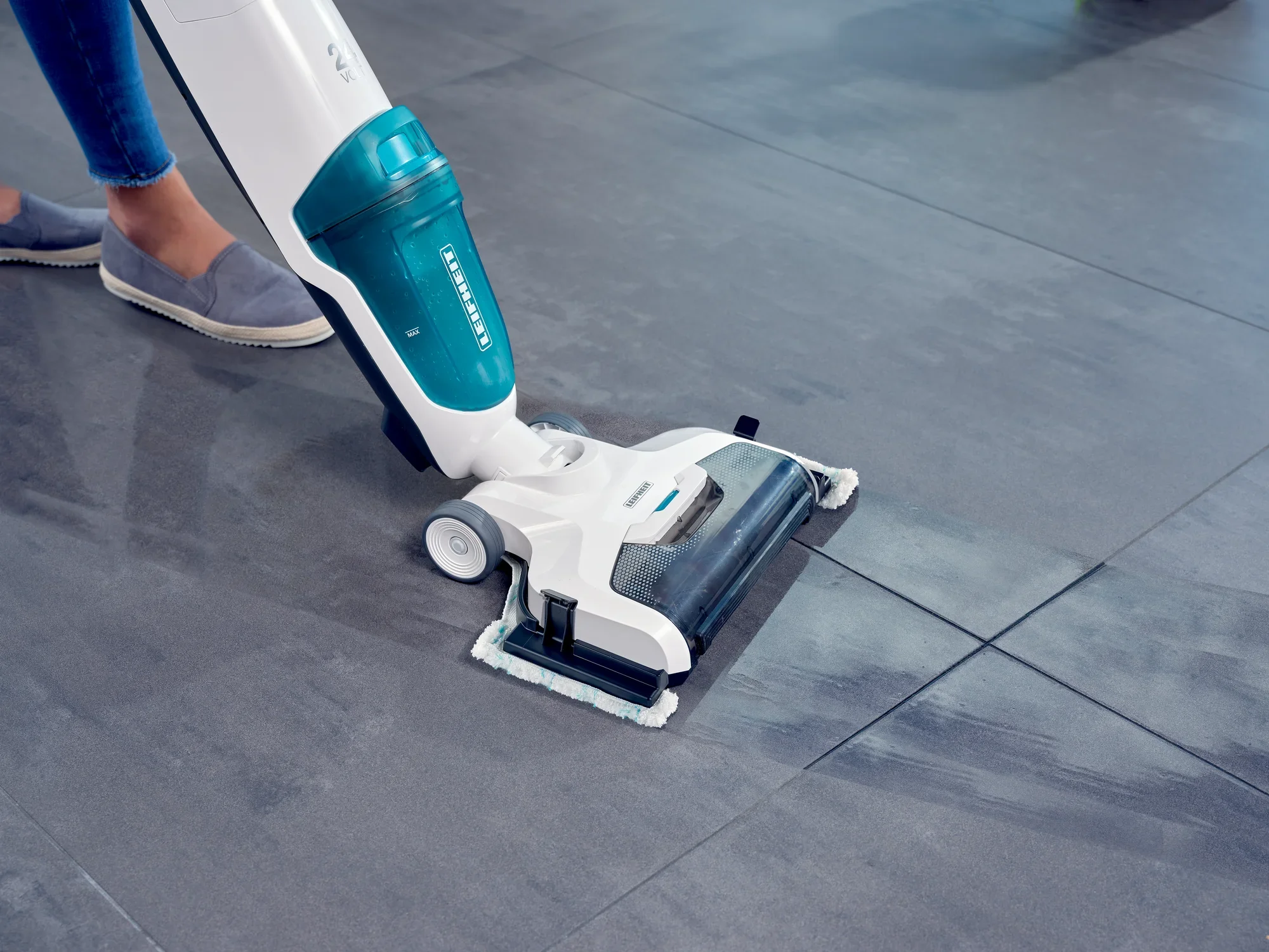 Odkurzacz Regulus Aqua PowerVac Pro w akcji na podłodze. Urządzenie skutecznie czyści powierzchnię, pokazując swoją wydajność i nowoczesny design. Idealne do domowego użytku.