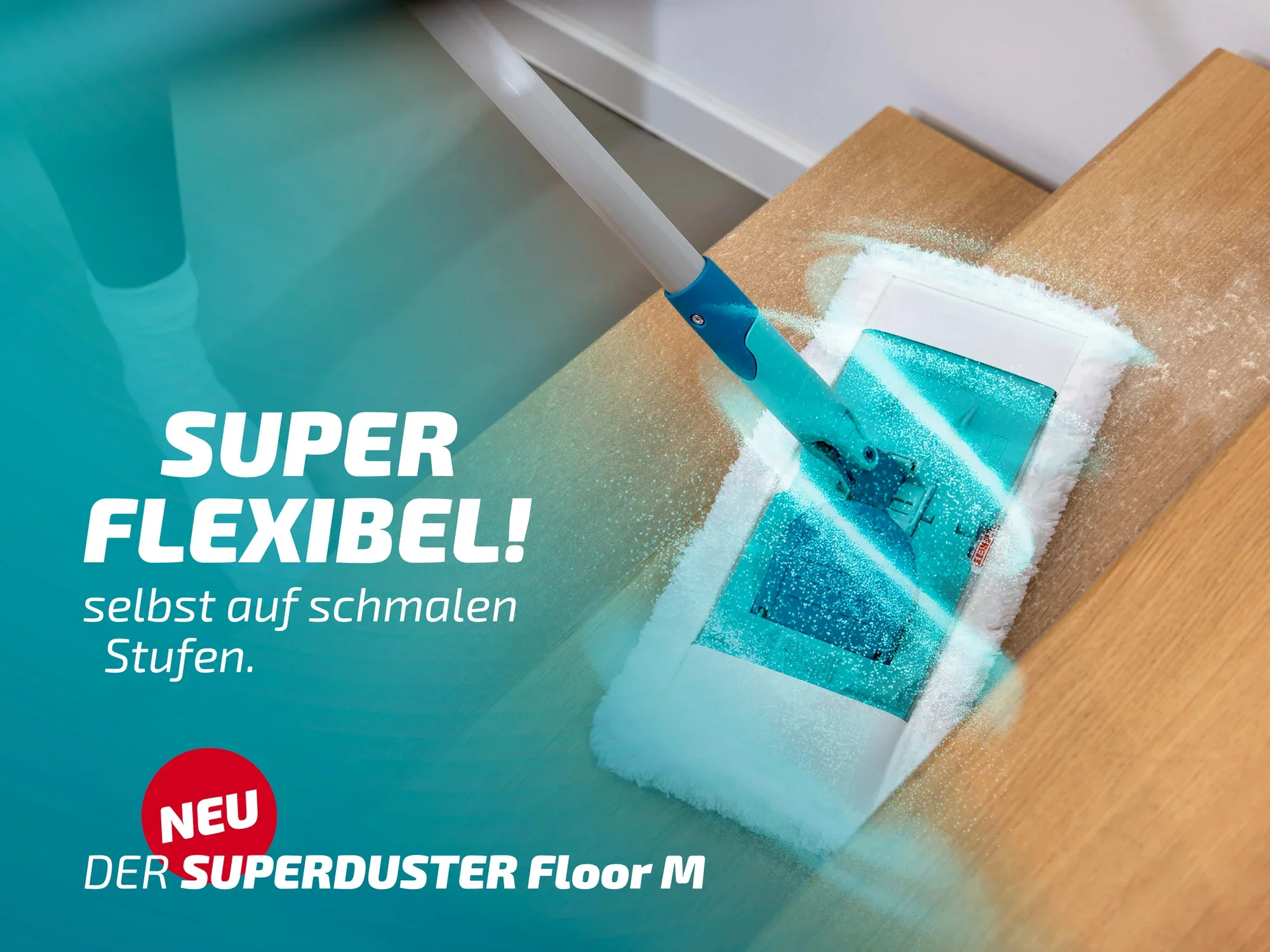 Der Leifheit Superduster Floor M ist ein flexibler Staubbezug, ideal für schmale Stufen. Das Bild zeigt den Staubbezug in Aktion auf einer Treppe. Perfekt für schwer zugängliche Stellen.