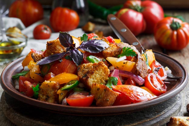 Tomaten-Brotsalat mit Thunfisch - würziger Genuss