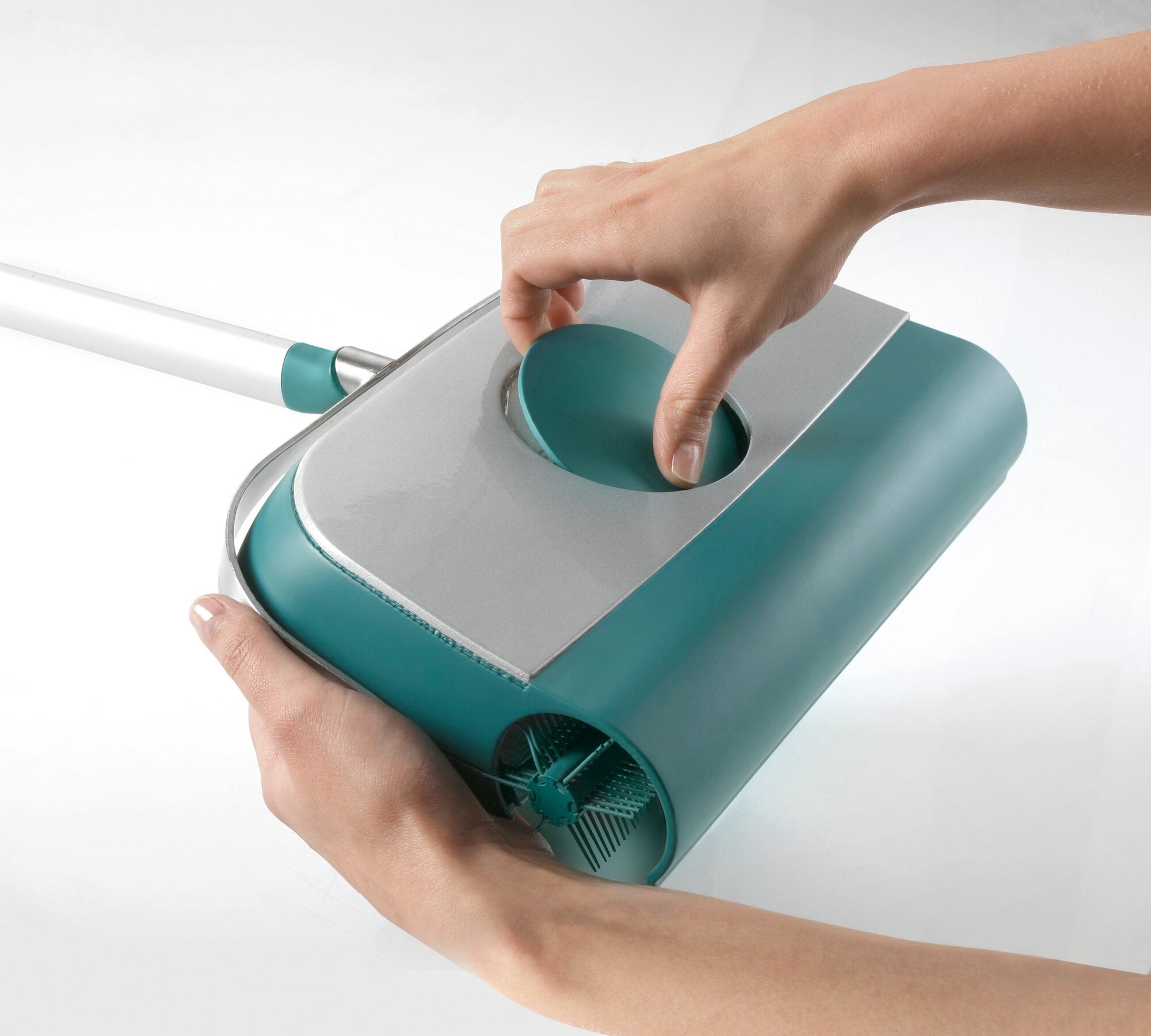 Kehrer Regulus Supra w akcji: Osoba obsługuje poręczną zamiatarkę do dywanów z ergonomicznym uchwytem. Nowoczesny design w kolorze niebieskim i srebrnym ułatwia sprzątanie.