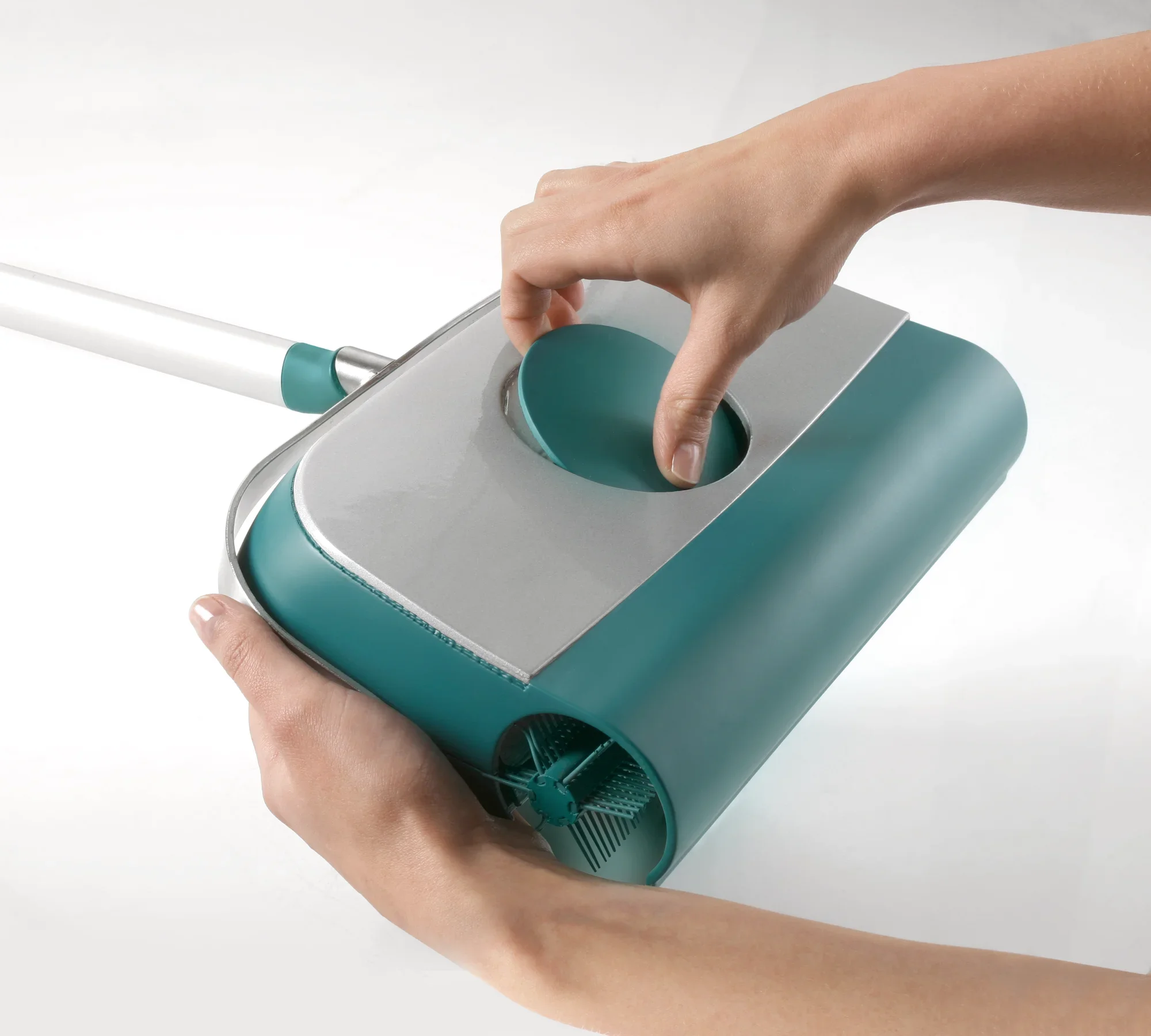 Kehrer Regulus Supra w akcji: Osoba obsługuje poręczną zamiatarkę do dywanów z ergonomicznym uchwytem. Nowoczesny design w kolorze niebieskim i srebrnym ułatwia sprzątanie.