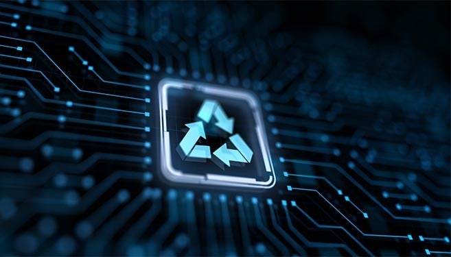 Blau leuchtendes Recycling-Symbol auf einem stilisierten Computerchip, umgeben von komplexen, digitalen Schaltkreismustern.