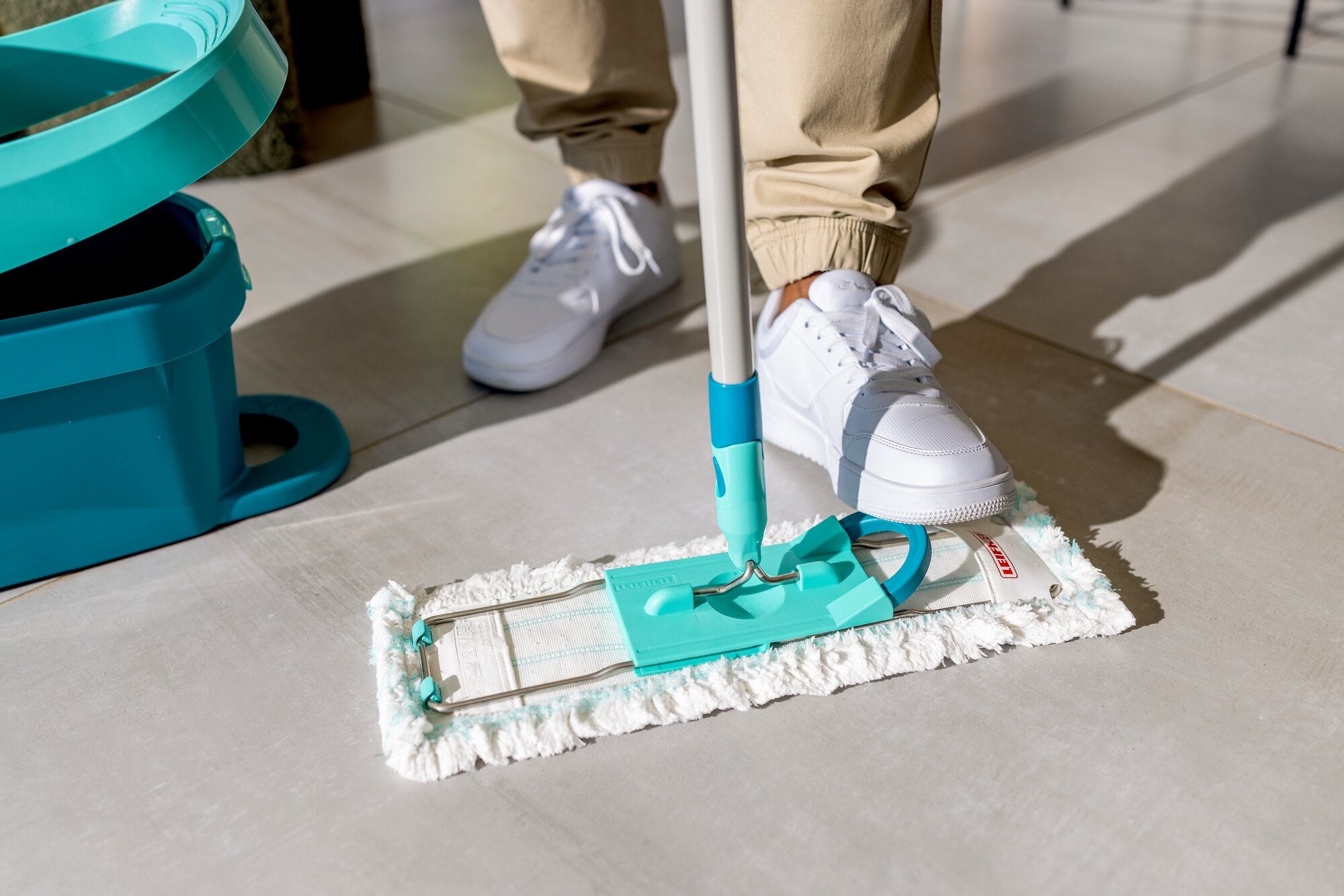 Leifheit Profi XL balai-serpillière avec large housse de lavage nettoie soigneusement les carreaux lisses. La tête de lavage plate atteint les bords et les zones sous les meubles, idéale pour l’entretien confortable des sols au quotidien.