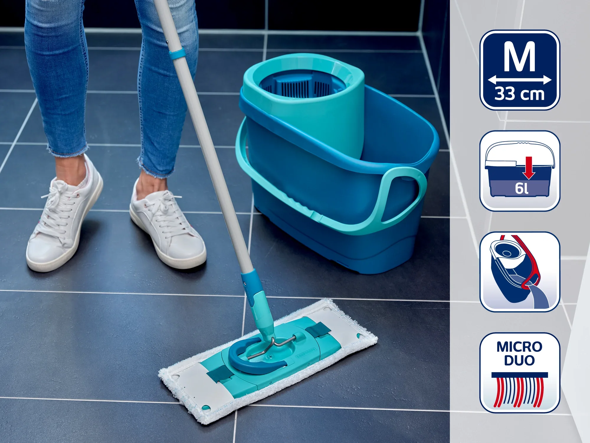 Eine Person reinigt einen dunklen Fliesenboden mit einem Leifheit Bodenwischer. Daneben steht ein blauer Eimer mit Schleudermechanismus. Symbole zeigen Maße und Funktionen des Produkts.
