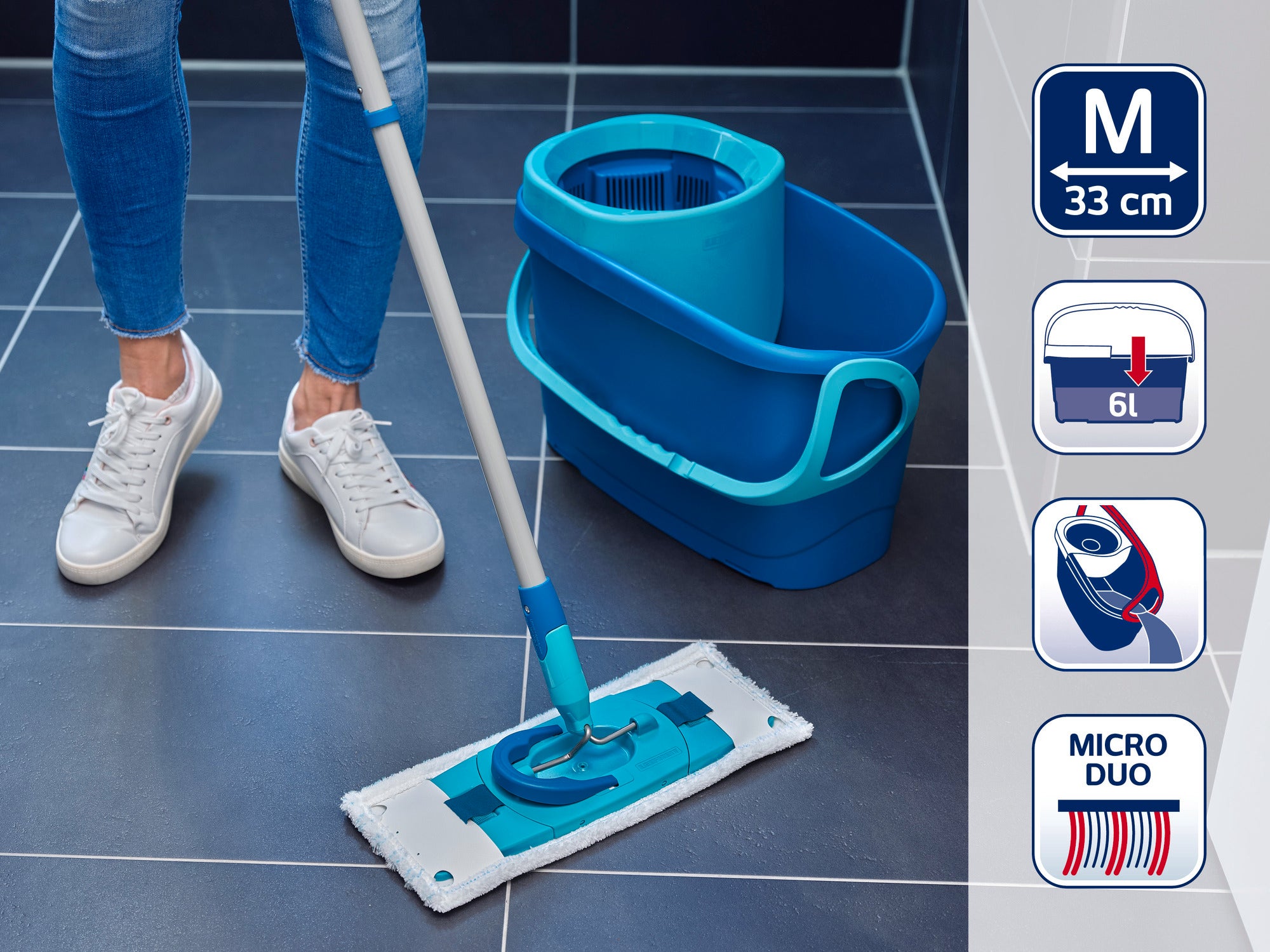 Een persoon maakt een donkere tegelvloer schoon met een Leifheit dweil. Ernaast staat een blauwe emmer met een draaimechanisme. Symbolen geven de afmetingen en functies van het product aan.
