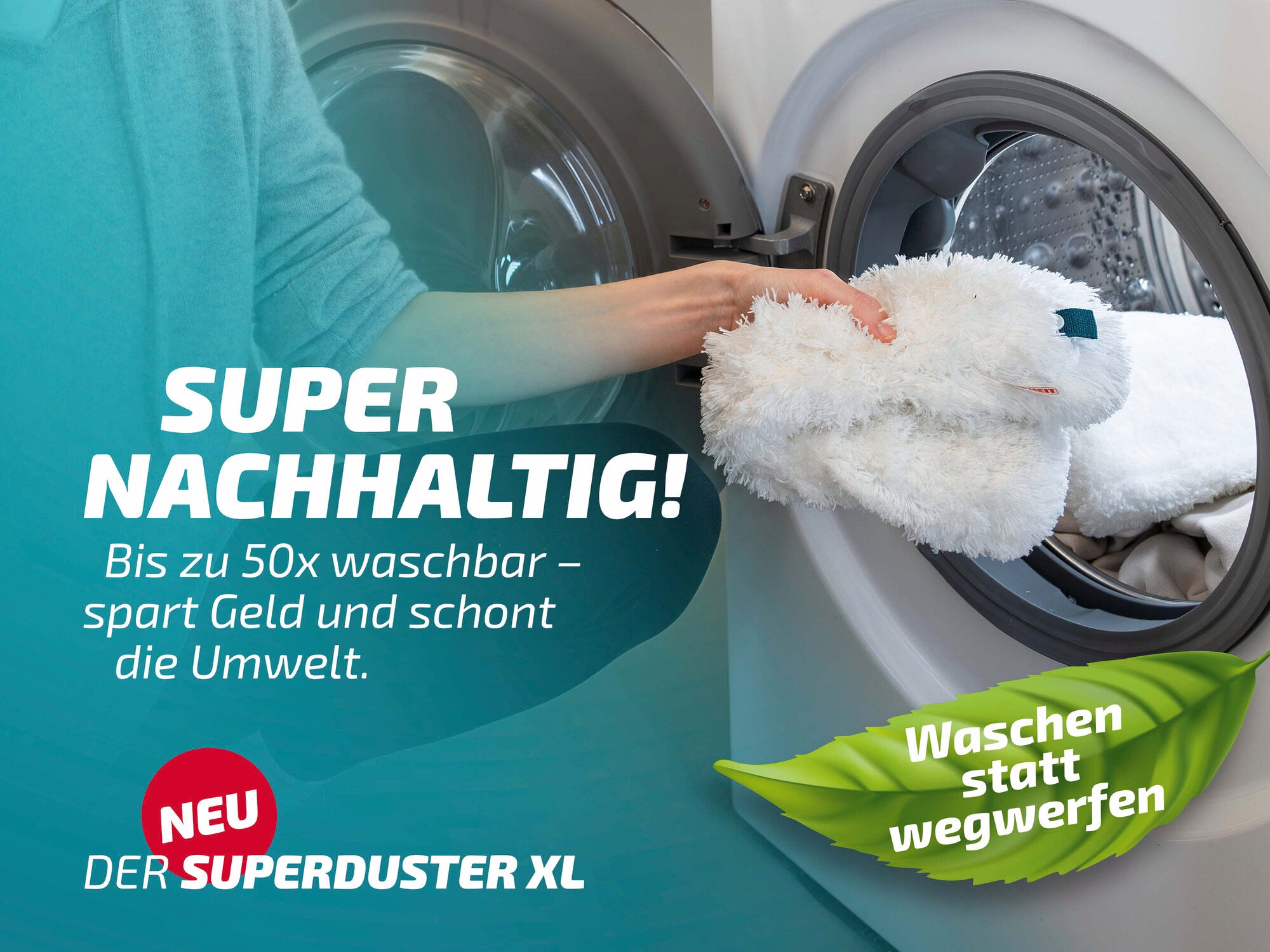 Eine Person legt den Leifheit Superduster XL in eine Waschmaschine. Der Text auf dem Bild betont die Nachhaltigkeit des Produkts, das bis zu 50 Mal waschbar ist.