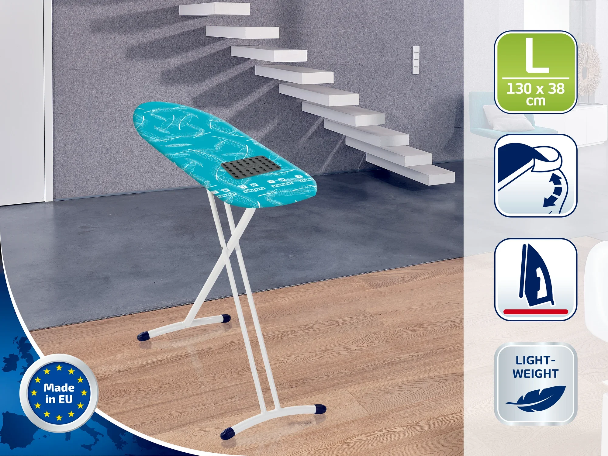 Une table à repasser moderne et légère avec une housse bleue se trouve dans une pièce élégante avec un sol en bois. La table mesure 130 x 38 cm et est fabriquée dans l'UE.