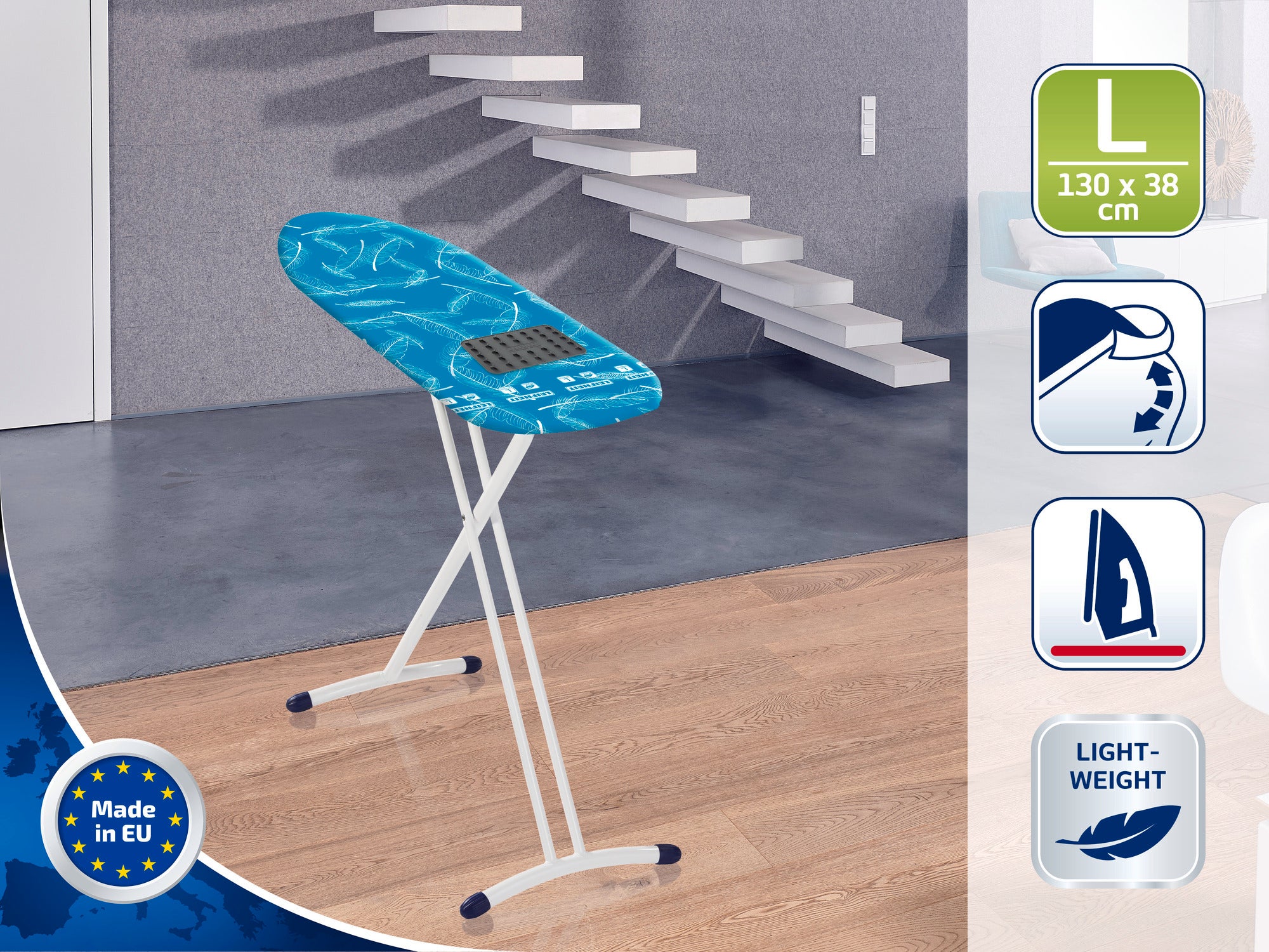 Une table à repasser moderne et légère avec une housse bleue se trouve dans une pièce élégante avec un sol en bois. La table mesure 130 x 38 cm et est fabriquée dans l'UE.
