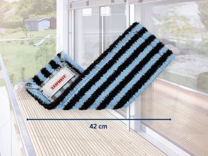 Een blauw-zwarte microvezelmop van 42 cm ligt op een lichte houten vloer, met op de achtergrond een glazen schuifdeur naar een tuin.