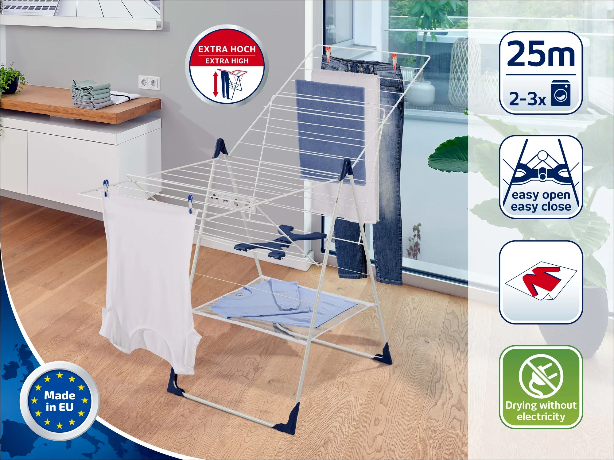 Wolnostojąca suszarka w nowoczesnym pomieszczeniu z drewnianą podłogą. Suszarka oferuje 25 metrów długości suszenia i jest bardzo wysoka dla dużych rzeczy do prania. Jakość Made in Europe.