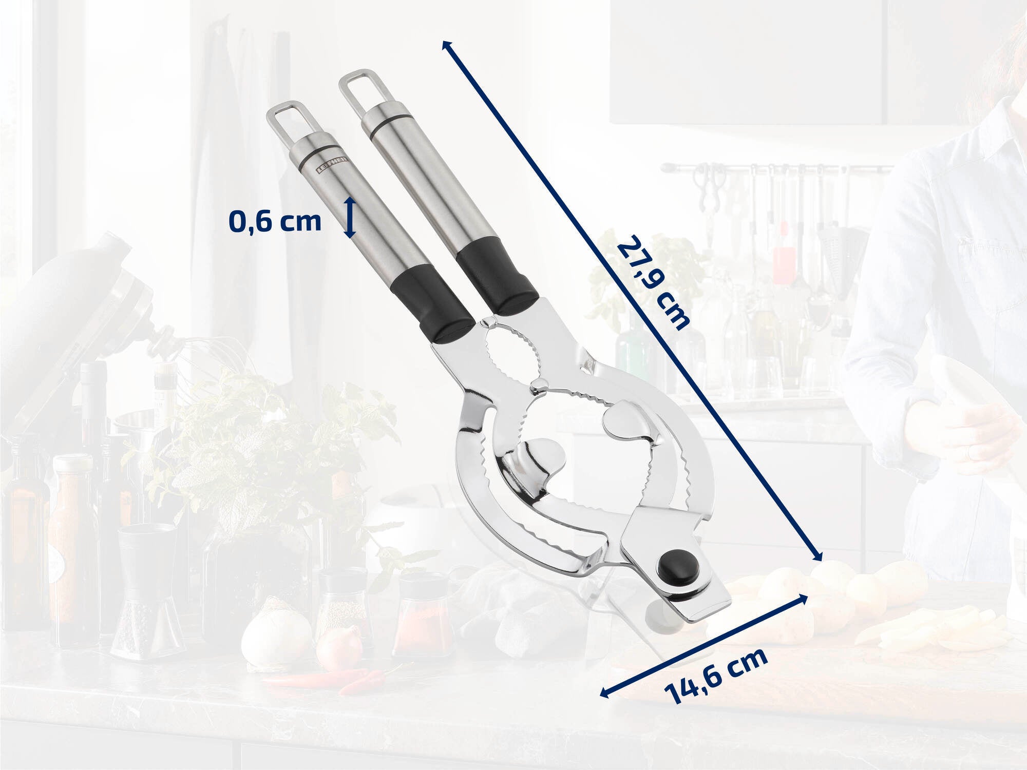 Roestvrijstalen notenkraker met ergonomische handgrepen, 21,9 cm lang en 14,6 cm breed. Ideaal voor het kraken van noten in de keuken. De achtergrond toont een moderne keuken.