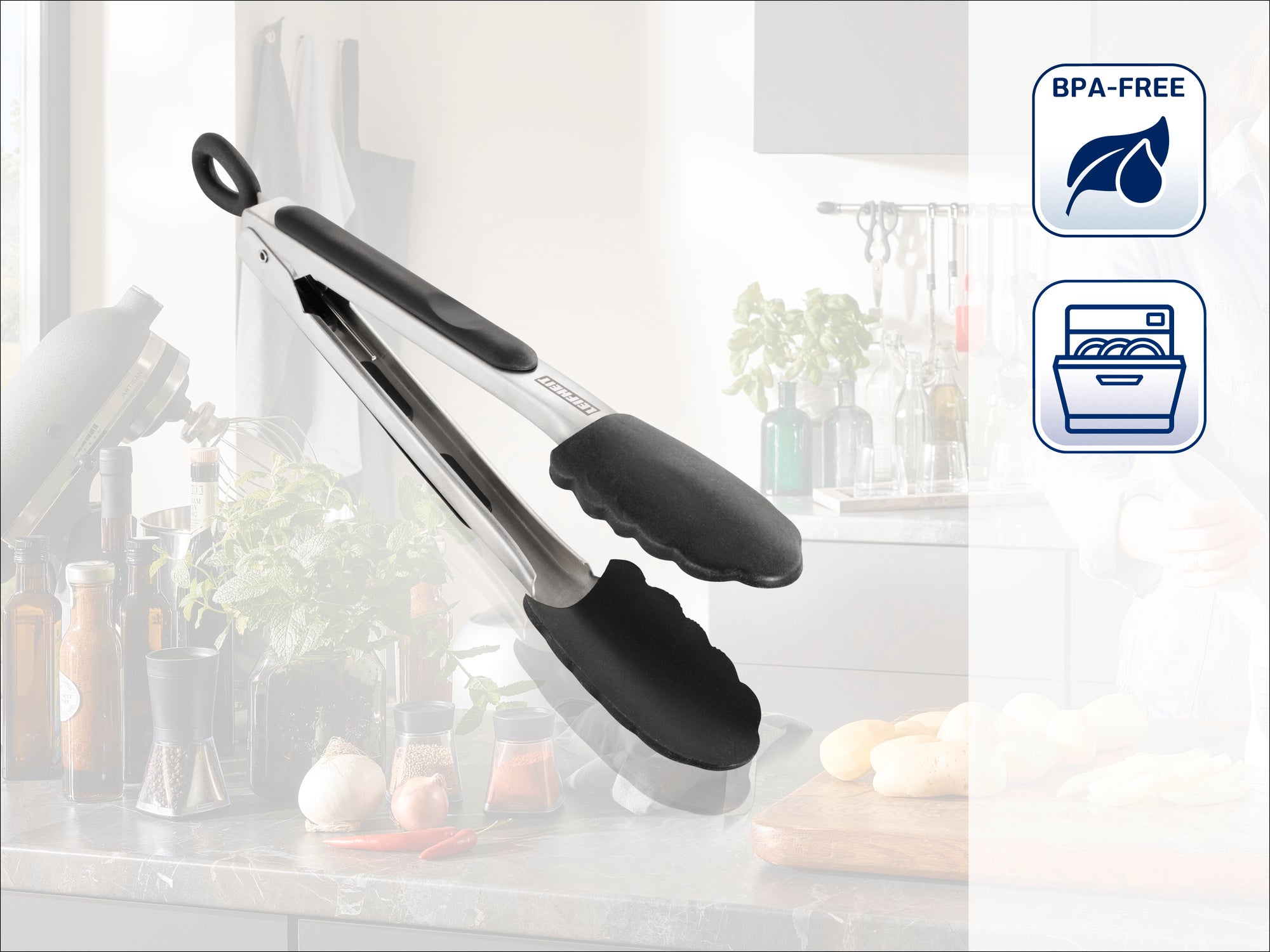 Pince en acier inoxydable avec pointes en silicone noir, idéale pour la cuisine et les grillades. Sans BPA et lavable au lave-vaisselle, présentée dans une cuisine moderne.