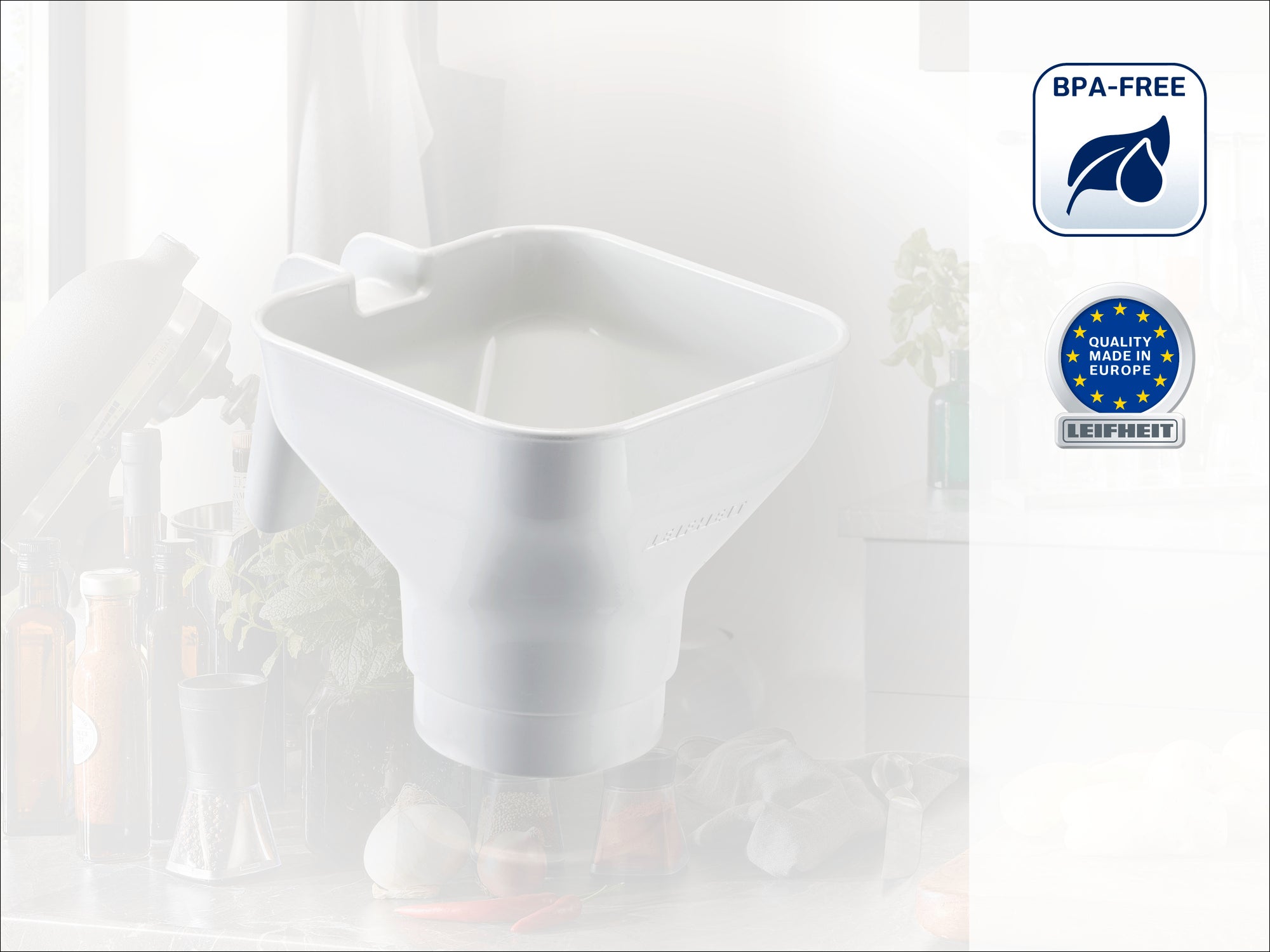 Ein weißer Kunststofftrichter mit BPA-freiem Symbol und europäischem Qualitätszertifikat. Ideal für präzises Eingießen in der Küche. Hochwertig und sicher.
