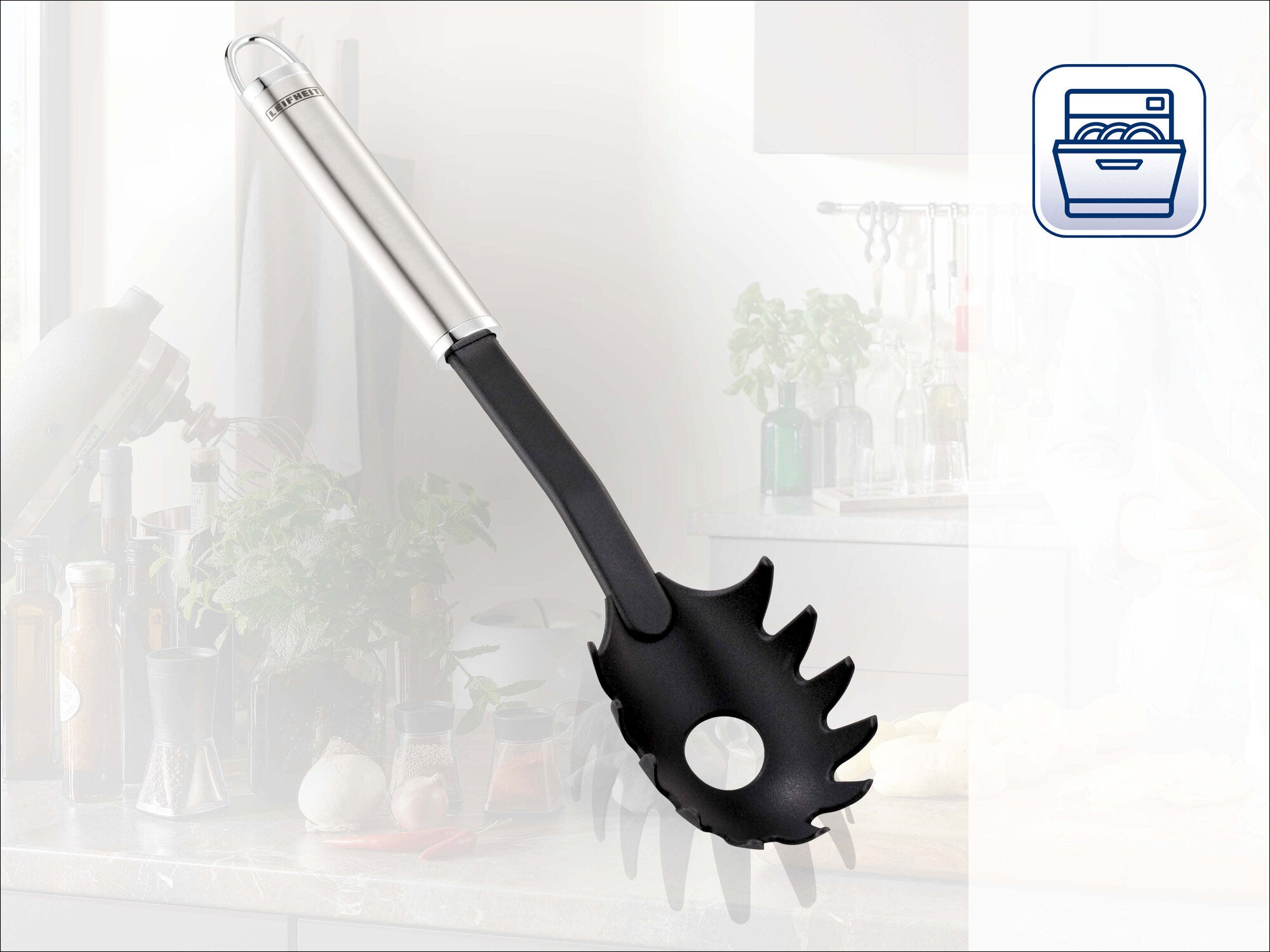 Leifheit Küchenhelfer Pastalöffel ProLine mit schwarzem, gezacktem Löffelkopf und Edelstahlgriff, freigestellt vor heller Küchenkulisse; ideal zum Portionieren und Servieren von Spaghetti und Pasta.