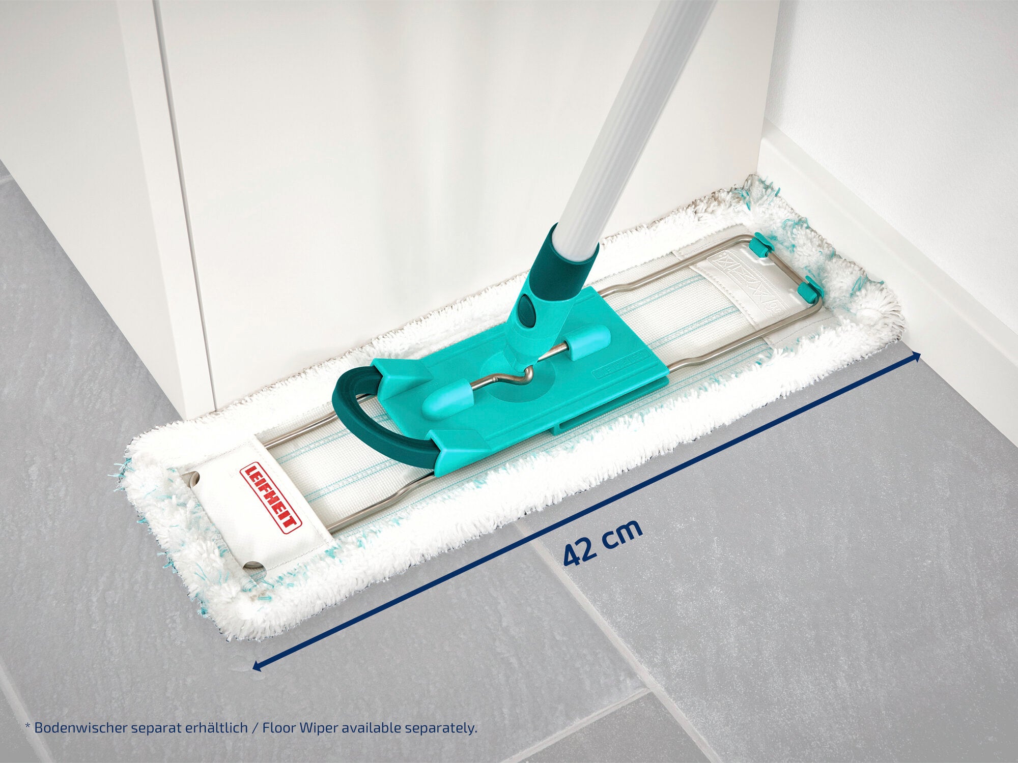 Ein Leifheit Bodenwischer mit einem 42 cm breiten Wischkopf, der auf einem grauen Fliesenboden verwendet wird. Der Wischer hat einen türkisfarbenen Griff und ein weißes Wischtuch. Ideal für die gründliche Reinigung von Hartböden.