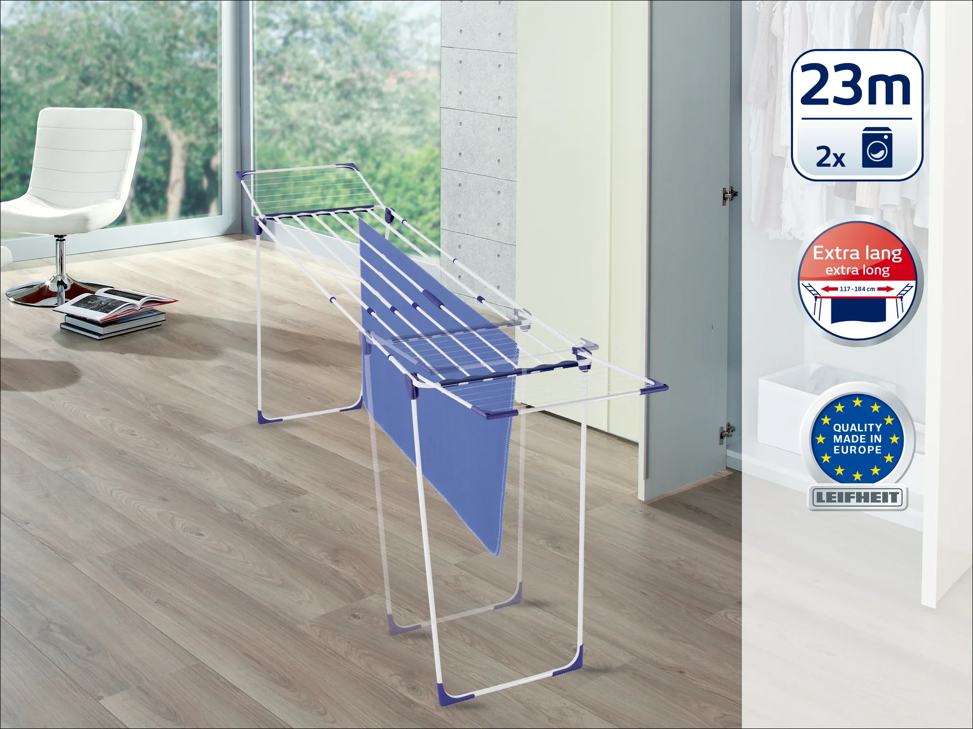 Wolnostojąca suszarka bębnowa znajduje się w nowoczesnym pomieszczeniu z drewnianą podłogą. Oferuje 23 metry długości suszenia i jest odpowiednia dla dwóch wsadów prania. Wyprodukowana w Europie, bardzo długie linki.