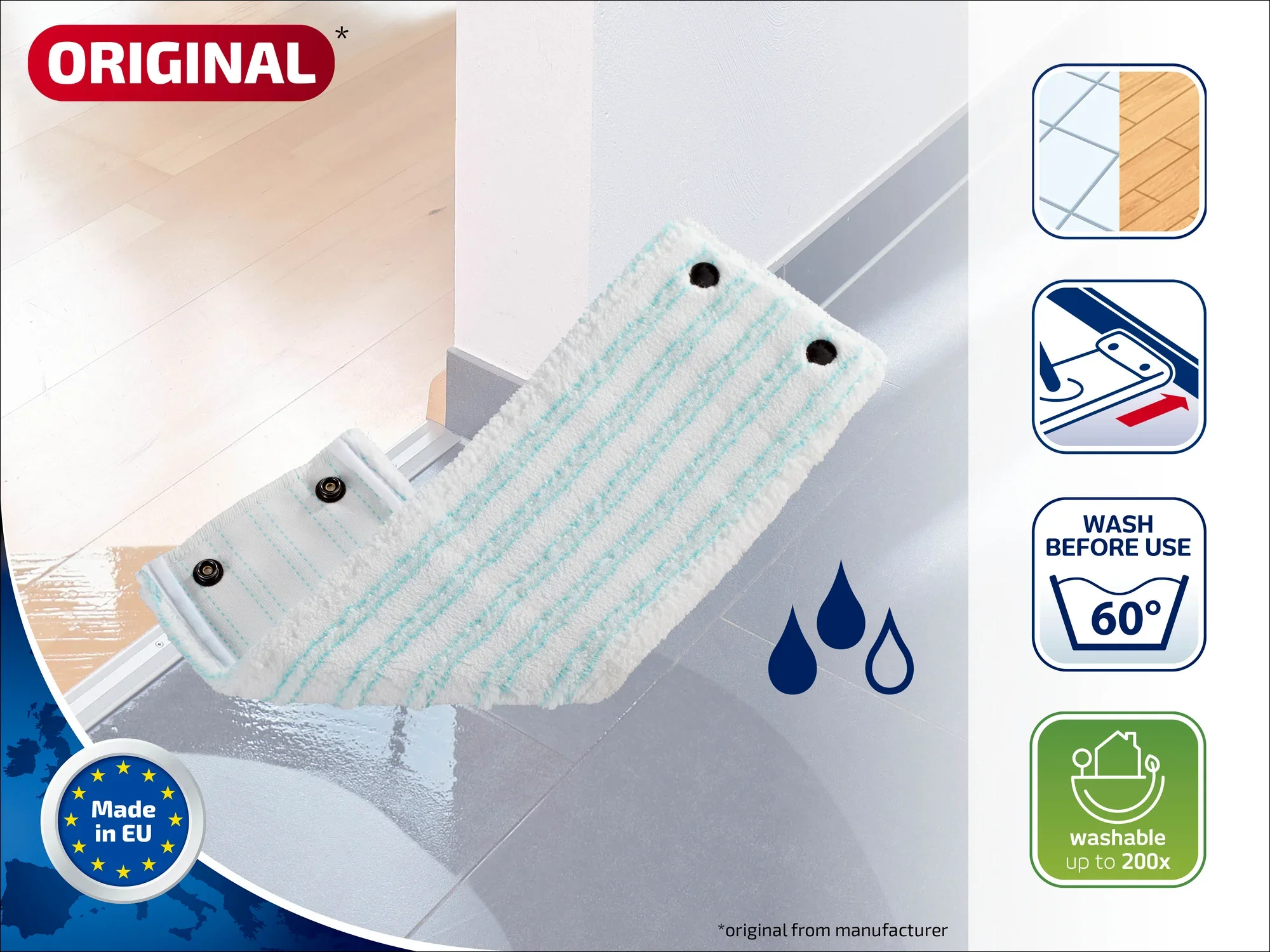 Originele vervangende hoes voor de mop op een glimmende vloer. De hoes is wit met blauwe strepen en heeft vier drukknopen. Geschikt voor machinewas tot 60°C en tot 200 keer wasbaar.