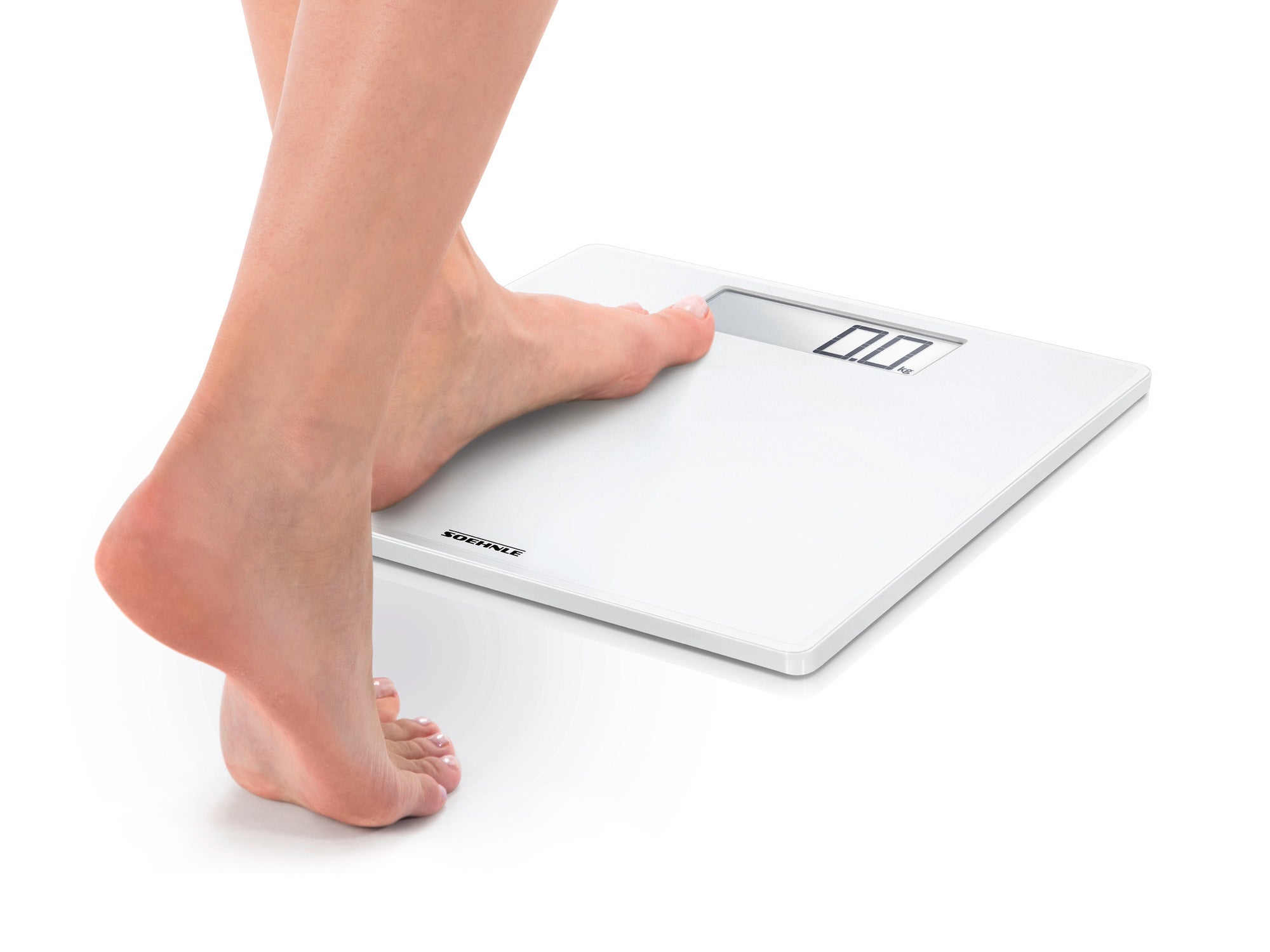 Eine Person steht auf der digitalen Personenwaage Style Sense Safe 100. Die Waage hat ein modernes, flaches Design und ein gut lesbares Display, das das Gewicht anzeigt.