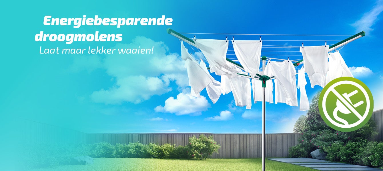 Witte was hangt te drogen aan een droogmolen in een zonnige tuin met blauwe lucht, plus tekst 'gratis verzending' en een eco-icoon.
