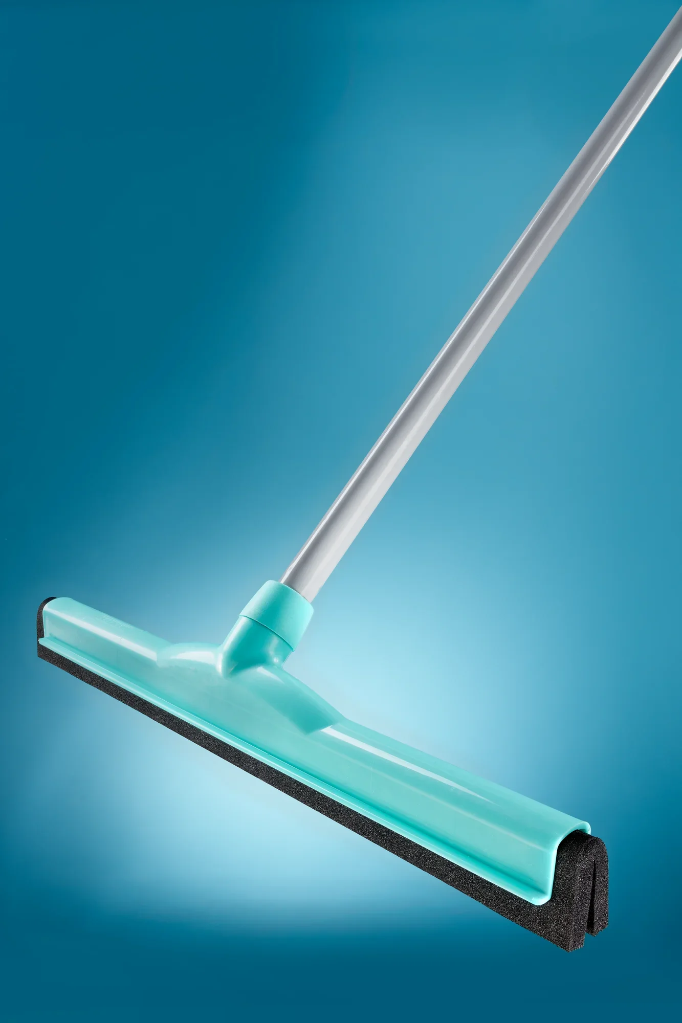 Een turquoise waterkrabber met telescopische steel, ideaal om grote oppervlakken schoon te maken. De waterschraper is robuust en licht, perfect voor professioneel gebruik.