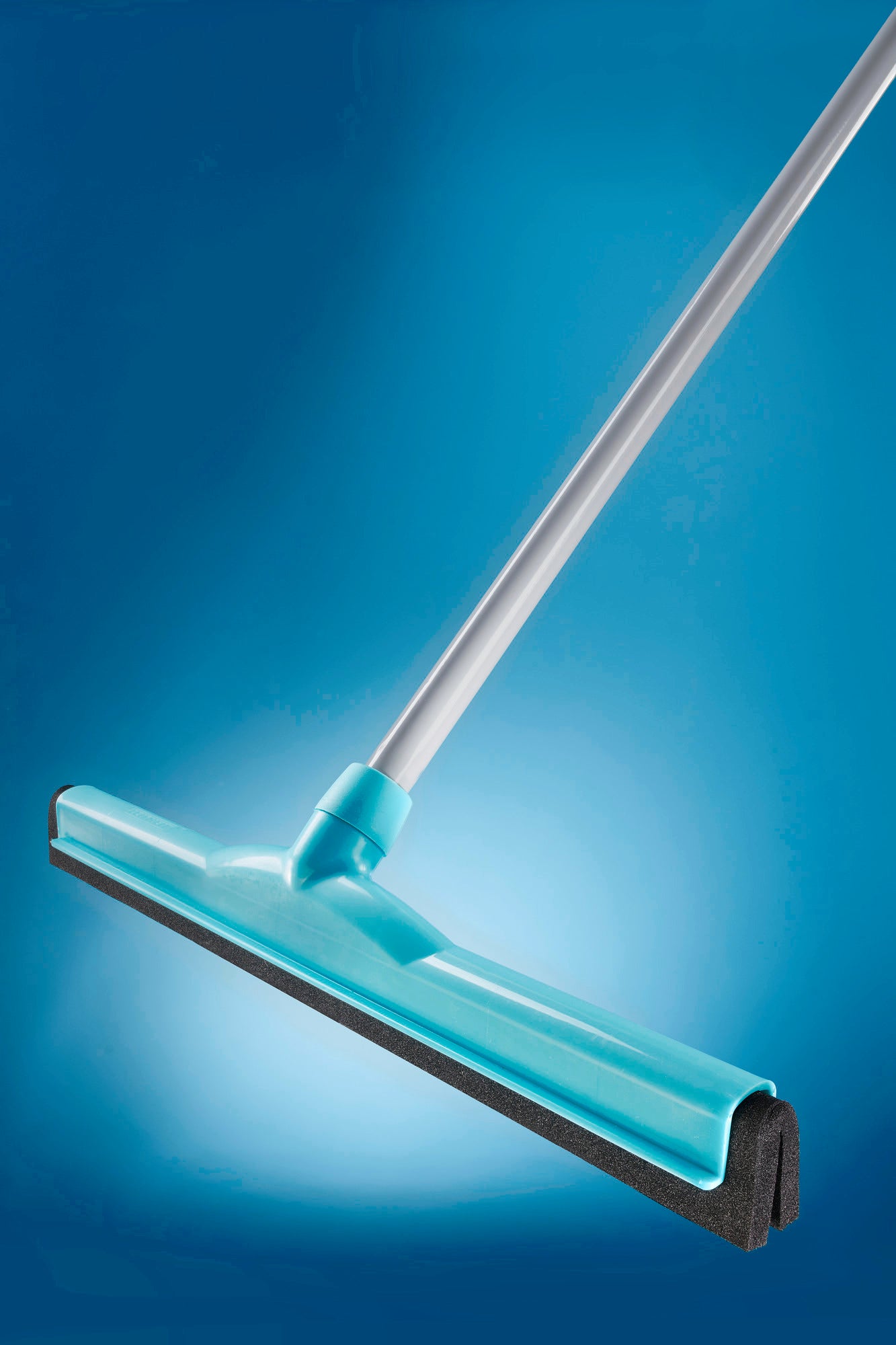 Ein türkisfarbener Wasserschieber mit Teleskopstiel, ideal für die Reinigung großer Flächen. Der Wasserschieber ist robust und leicht, perfekt für den professionellen Einsatz.