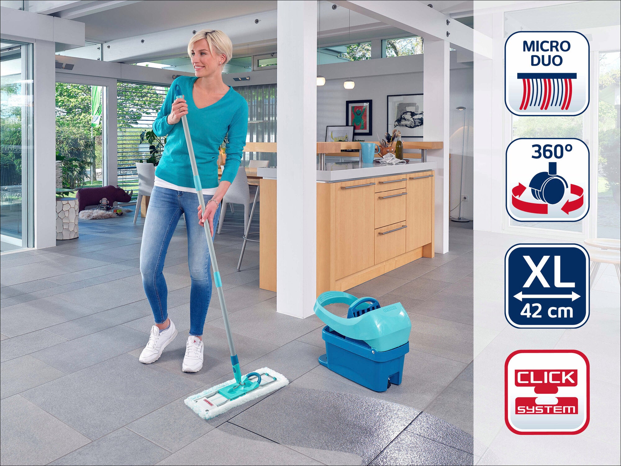 Eine Frau wischt den Boden in einer modernen Küche mit dem Leifheit Profi XL Mobile. Der Wischer hat ein 360°-Gelenk und ein XL-Wischpad. Im Hintergrund ist ein Eimer zu sehen.