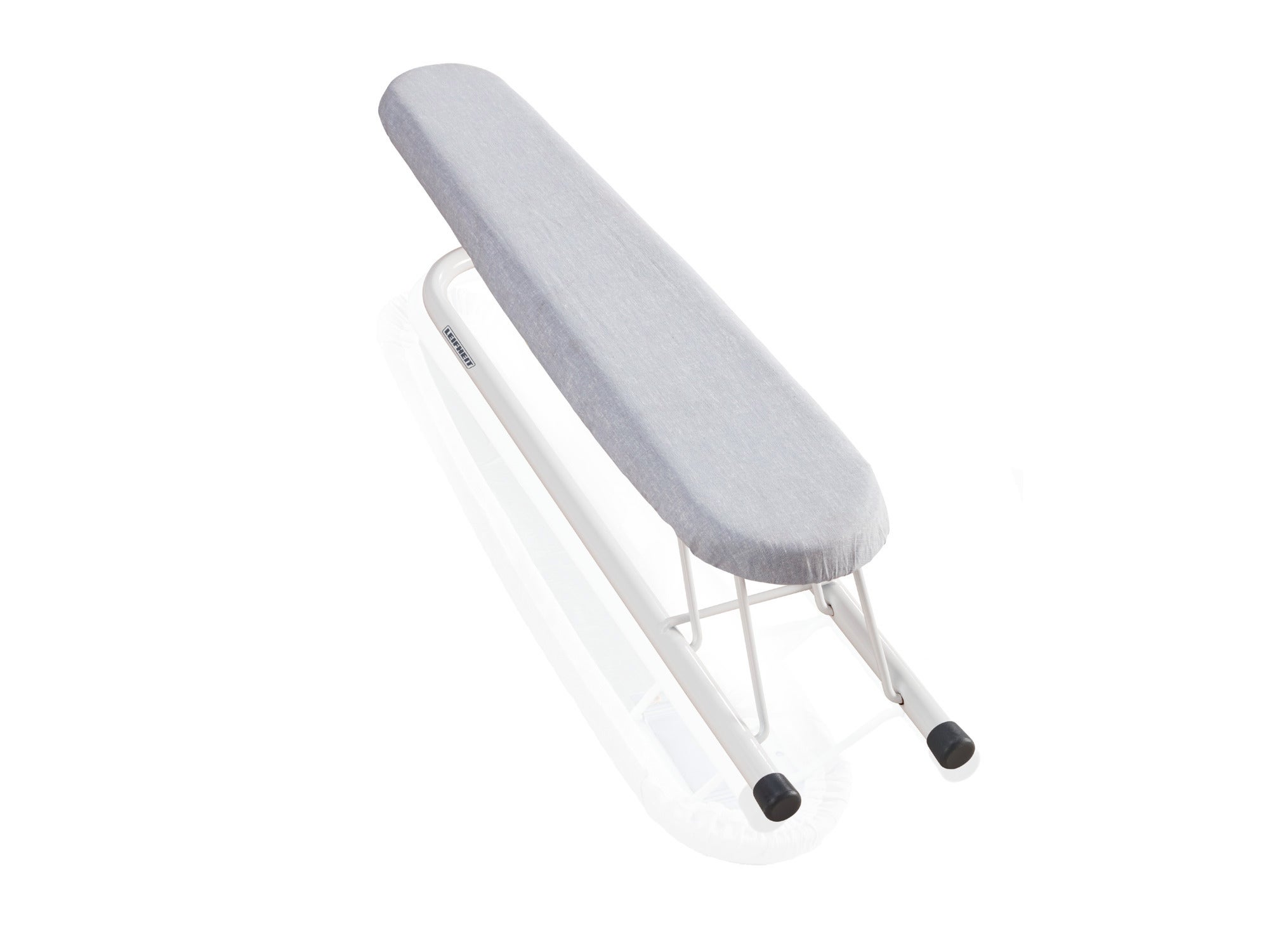 Manchette avec housse grise et structure métallique stable. Idéale pour repasser les manches de chemises et les petits textiles. Compacte et peu encombrante, parfaite pour la maison.