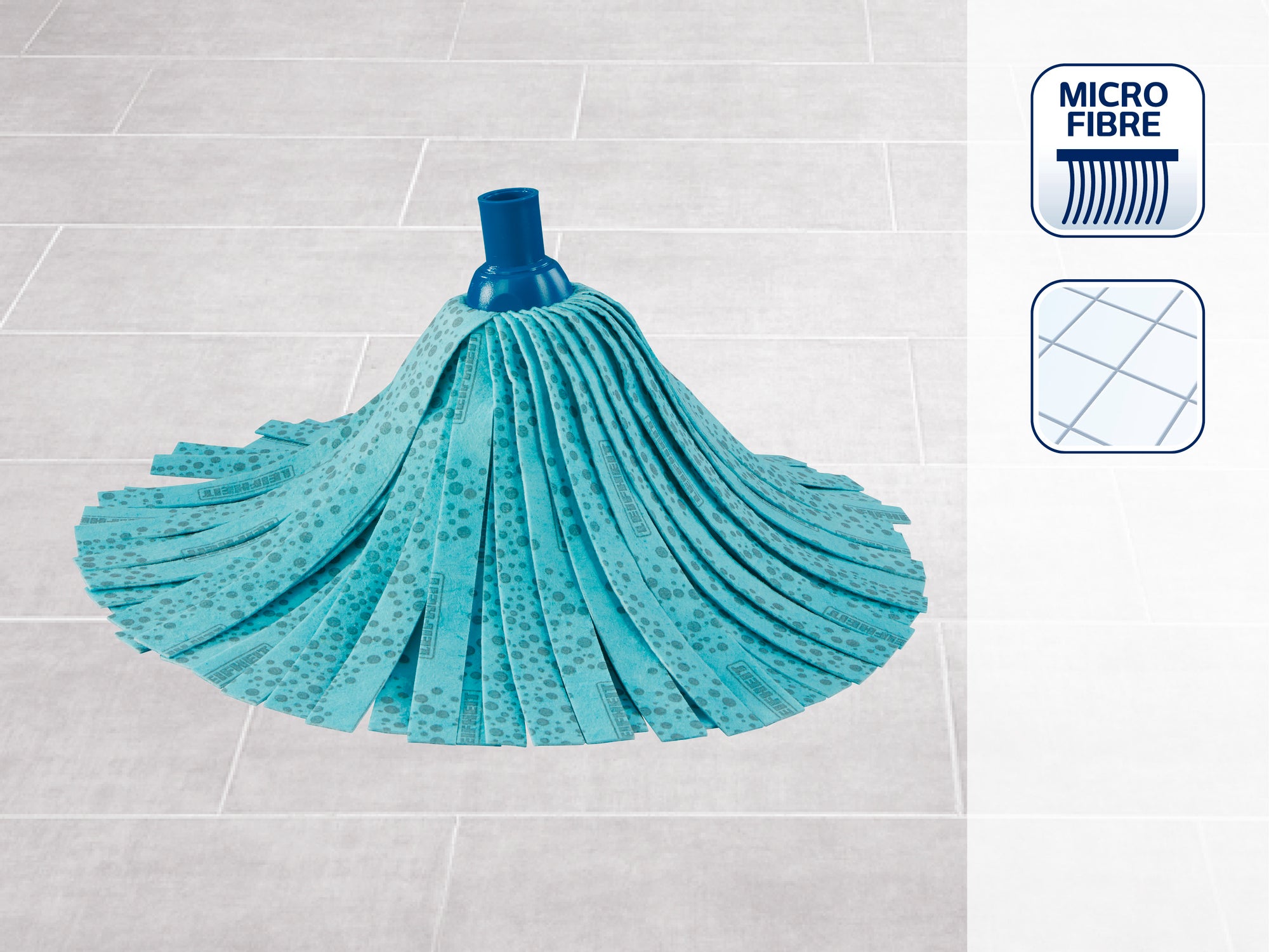 Un lavapavimenti in microfibra turchese è appoggiato su un pavimento piastrellato chiaro. Il lavapavimenti ha un manico blu ed è decorato con piccoli motivi. A destra sono raffigurati i simboli della microfibra e della pulizia delle piastrelle.