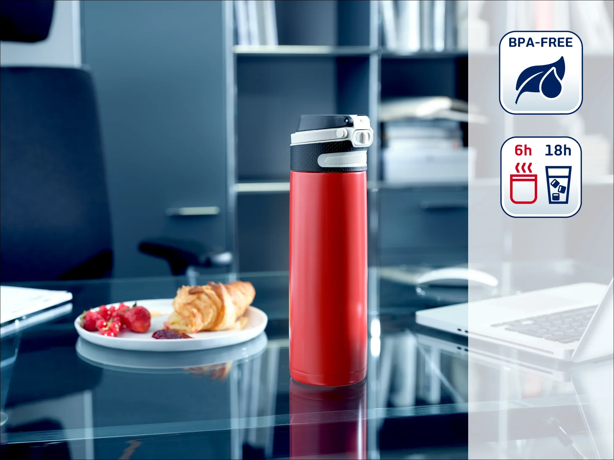 Czerwony termos stoi na nowoczesnym biurowym stole obok talerza z herbatnikami. Jest wolny od BPA i utrzymuje temperaturę napojów przez 6 godzin, a zimno przez 18 godzin.