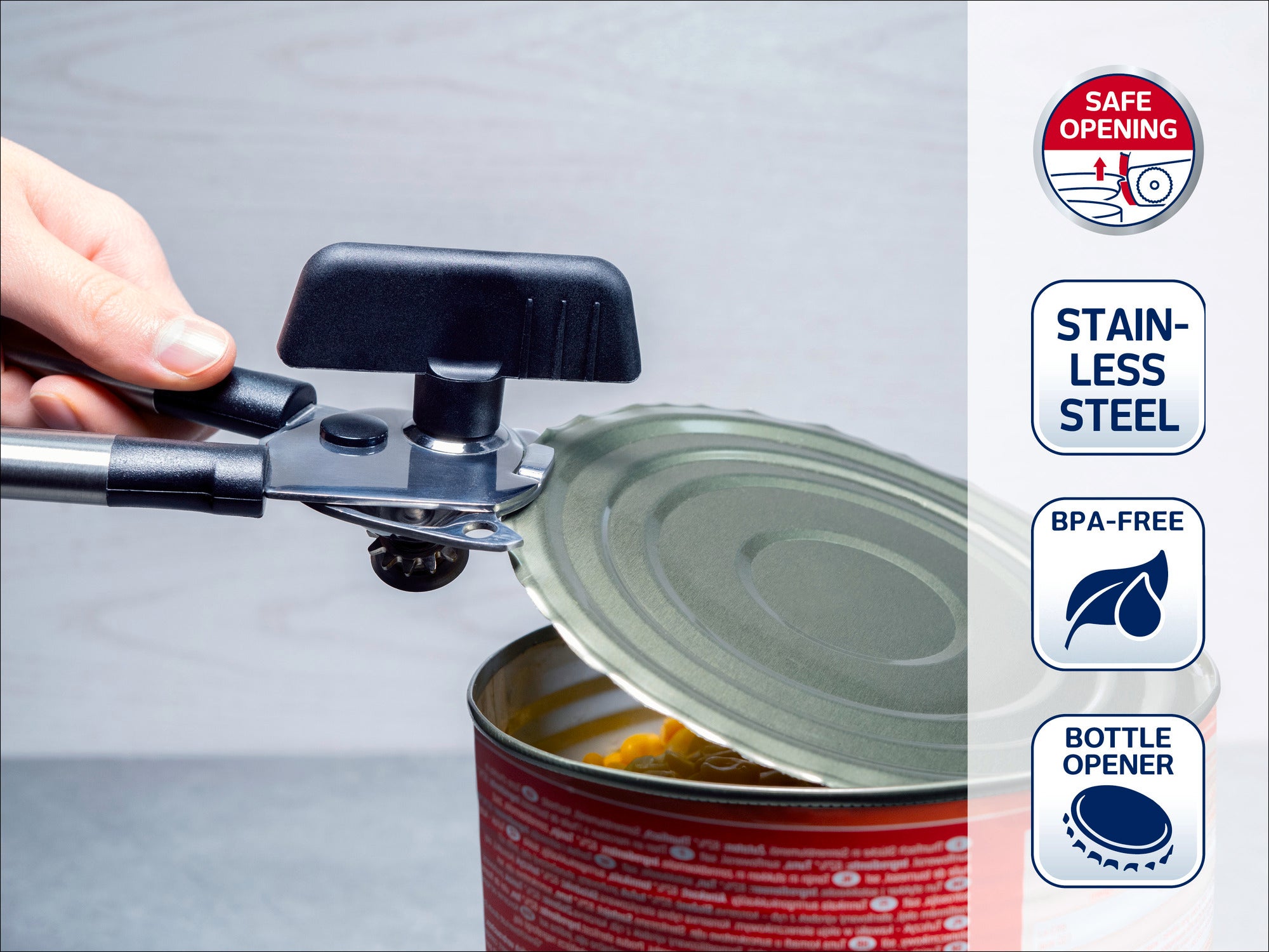Un ouvre-boîte en acier inoxydable ouvre une boîte de conserve en toute sécurité. Le produit est sans BPA et dispose d'un décapsuleur intégré. Idéal pour une utilisation sûre et facile.
