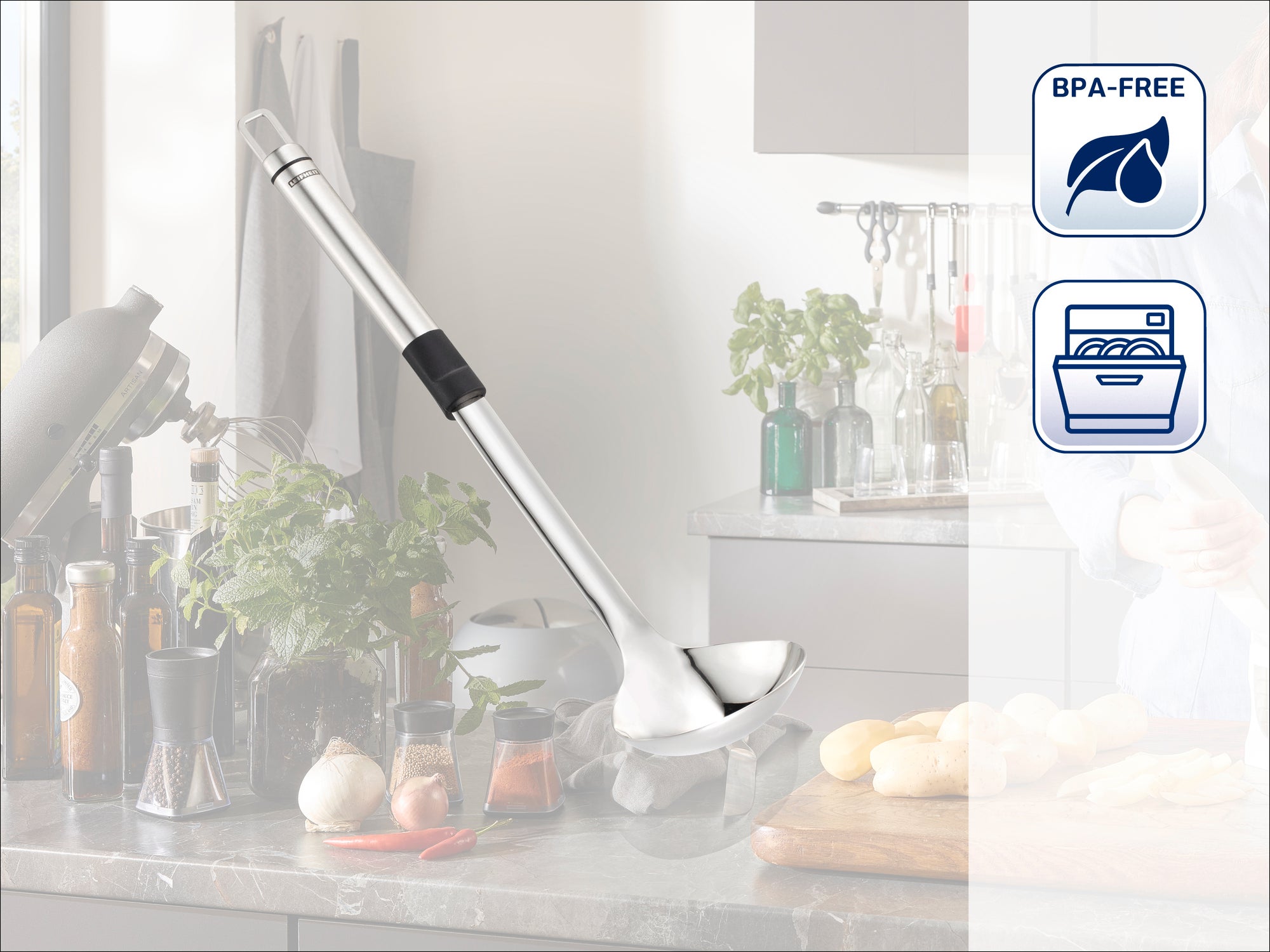 Metalen soeplepel in een moderne keuken met kruidenpotten, gesneden groenten op een snijplank en BPA-vrij en vaatwasser-safe iconen.